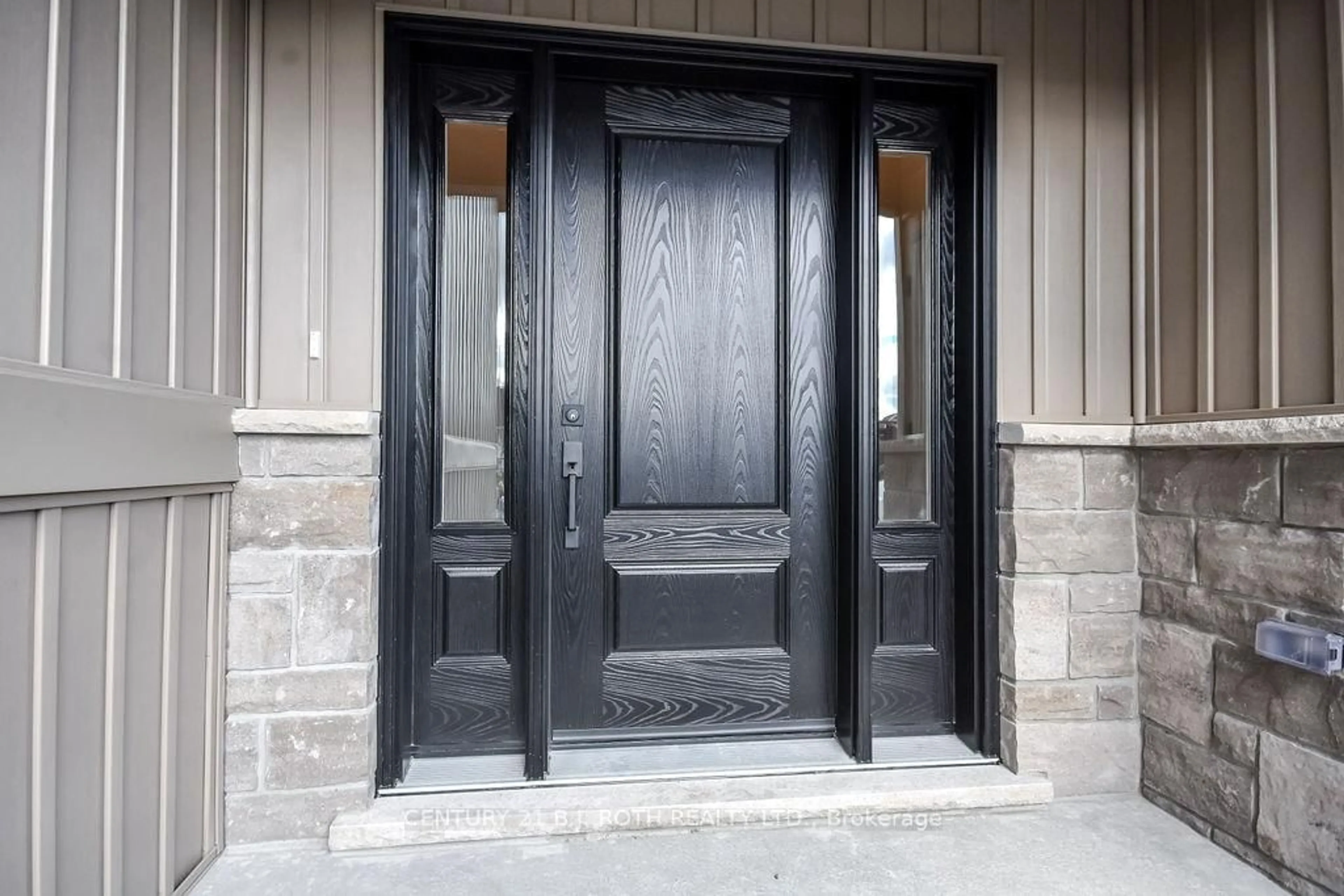 Indoor entryway for 28 Brechin Cres, Oro-Medonte Ontario L0K 1N0