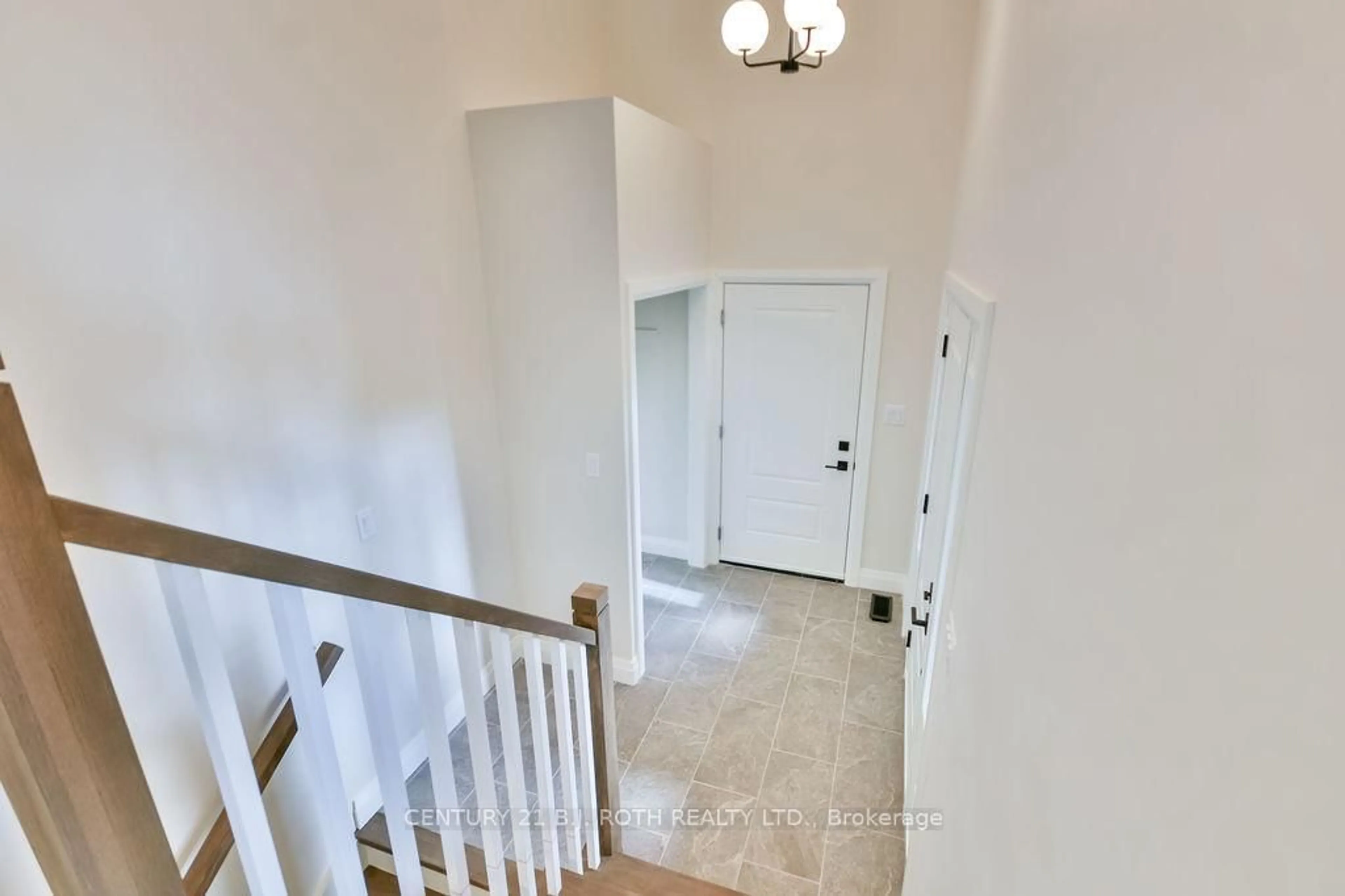 Indoor entryway for 28 Brechin Cres, Oro-Medonte Ontario L0K 1N0