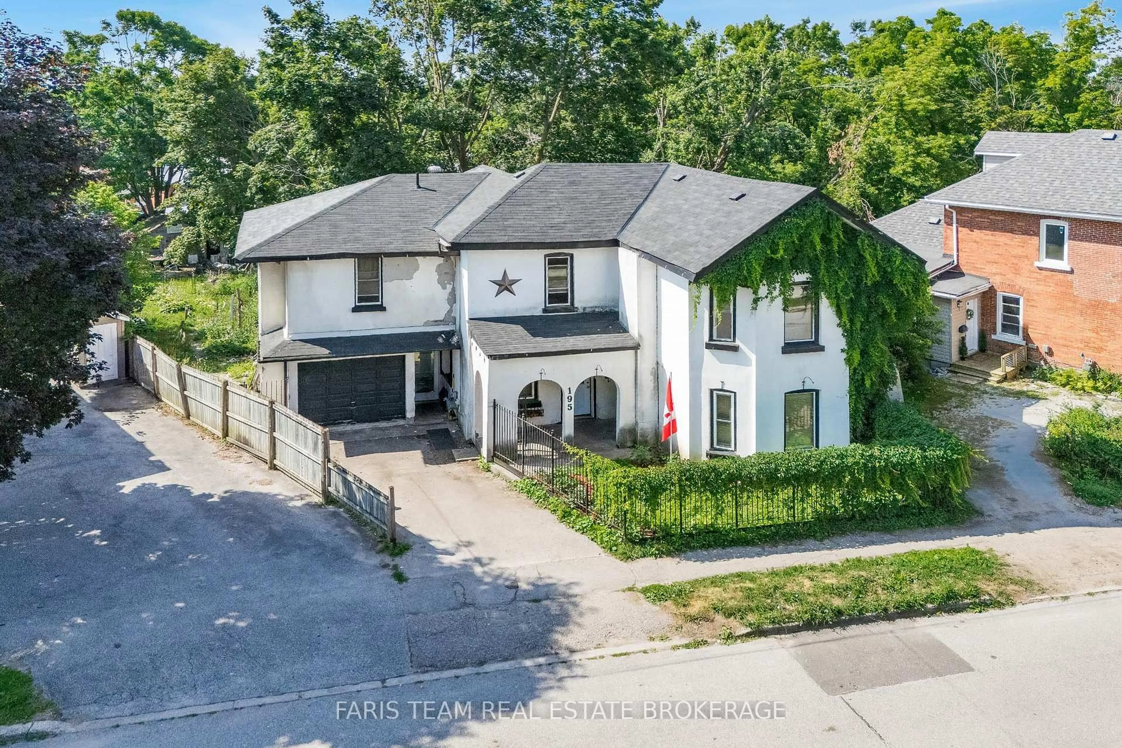A pic from outside/outdoor area/front of a property/back of a property/a pic from drone, street for 195 Nottawasaga St, Orillia Ontario L3V 3K2