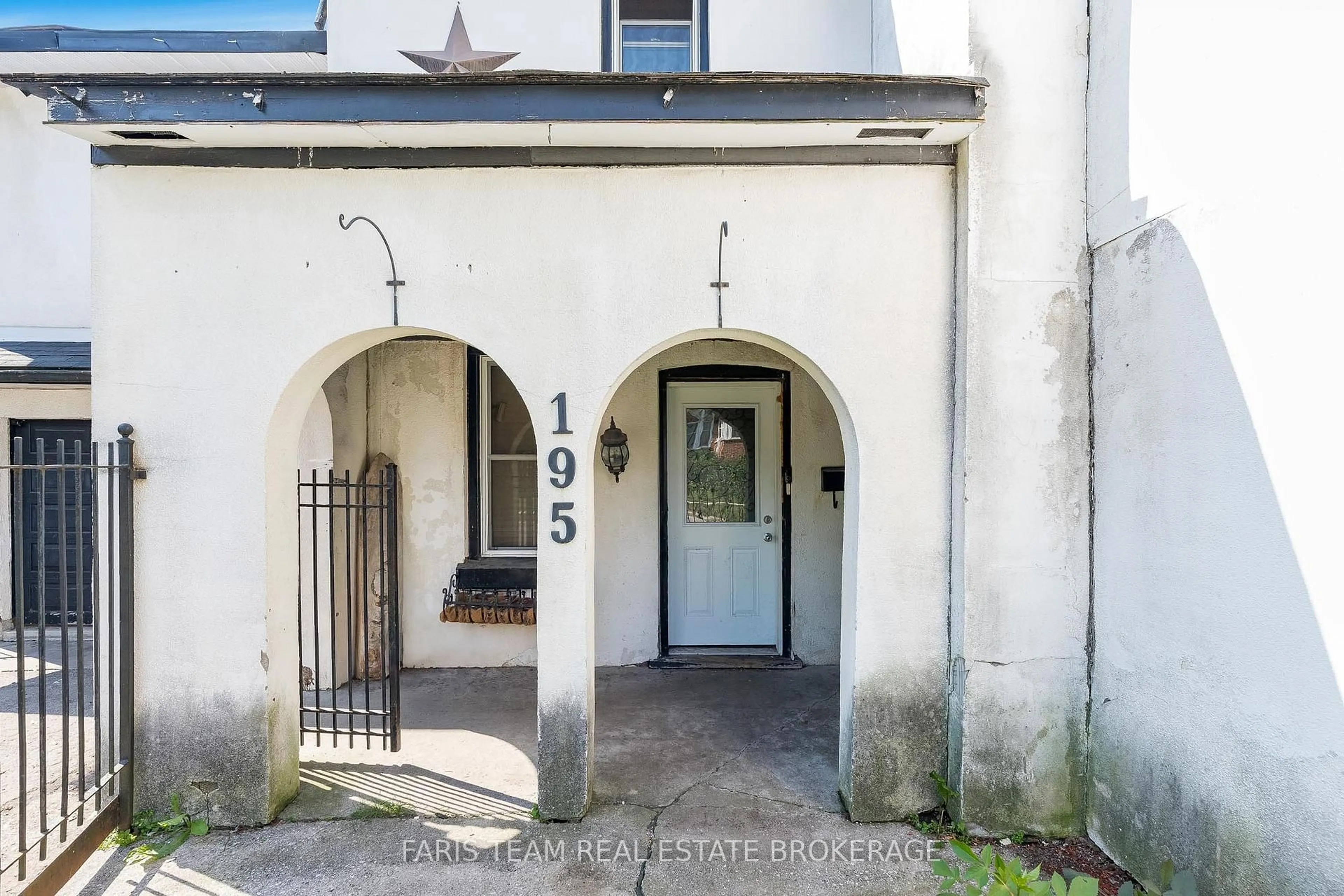 Indoor entryway for 195 Nottawasaga St, Orillia Ontario L3V 3K2