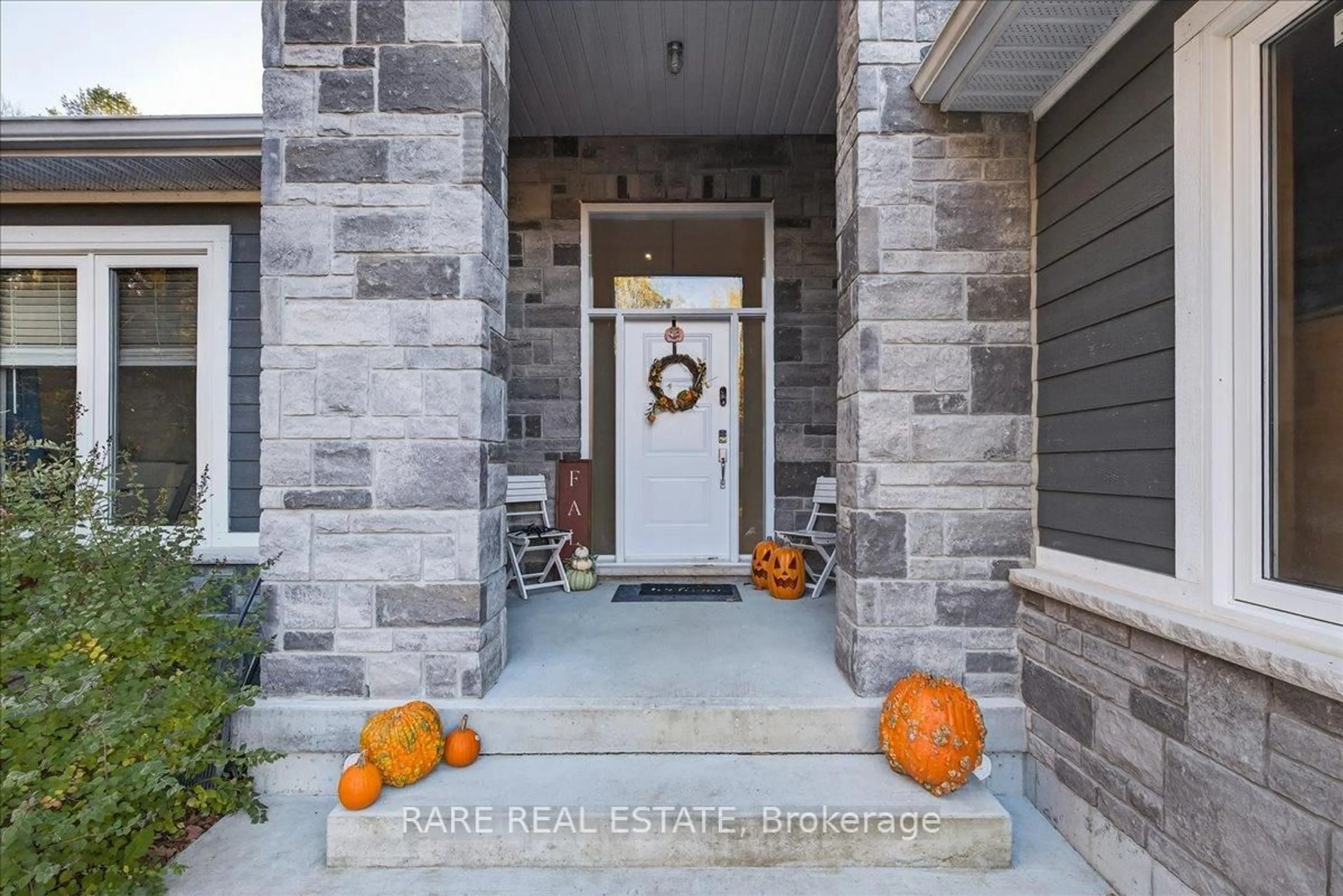 Indoor entryway for 15 ST LAURENT Blvd, Tiny Ontario L9M 0J2