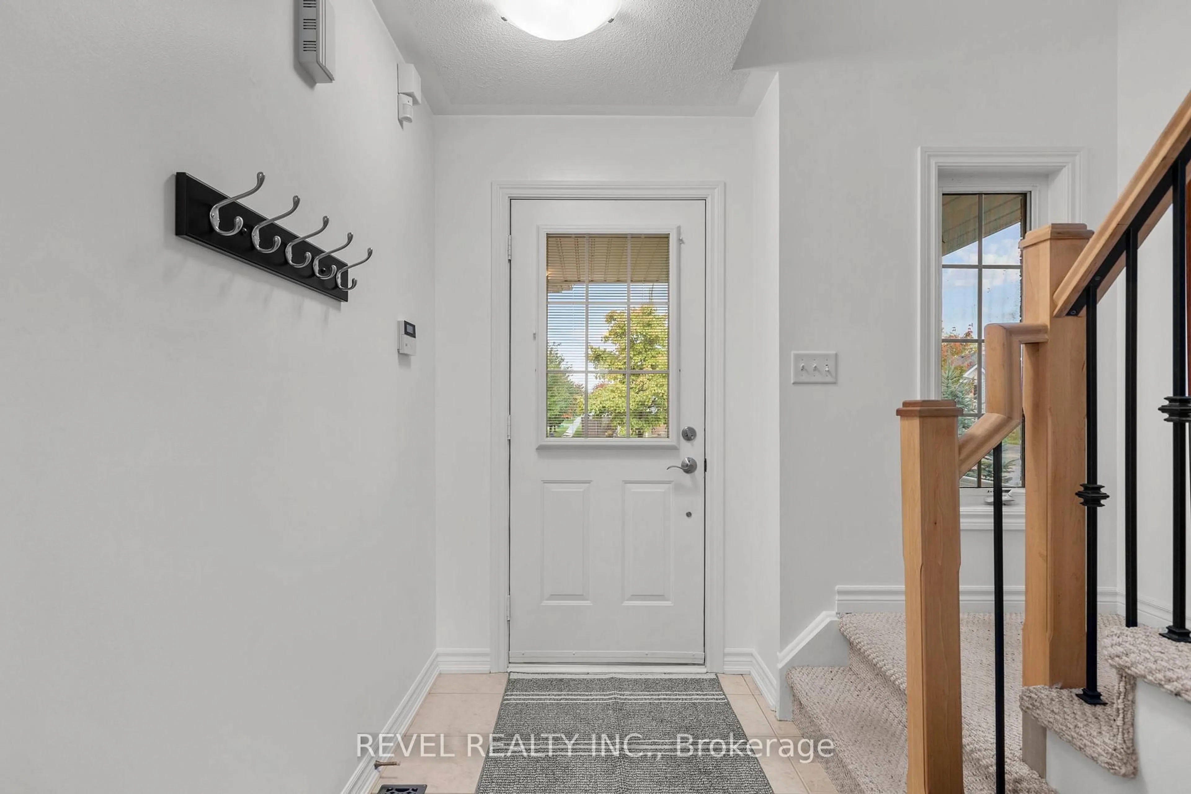 Indoor entryway for 75 Bird St, Barrie Ontario L4N 0X3