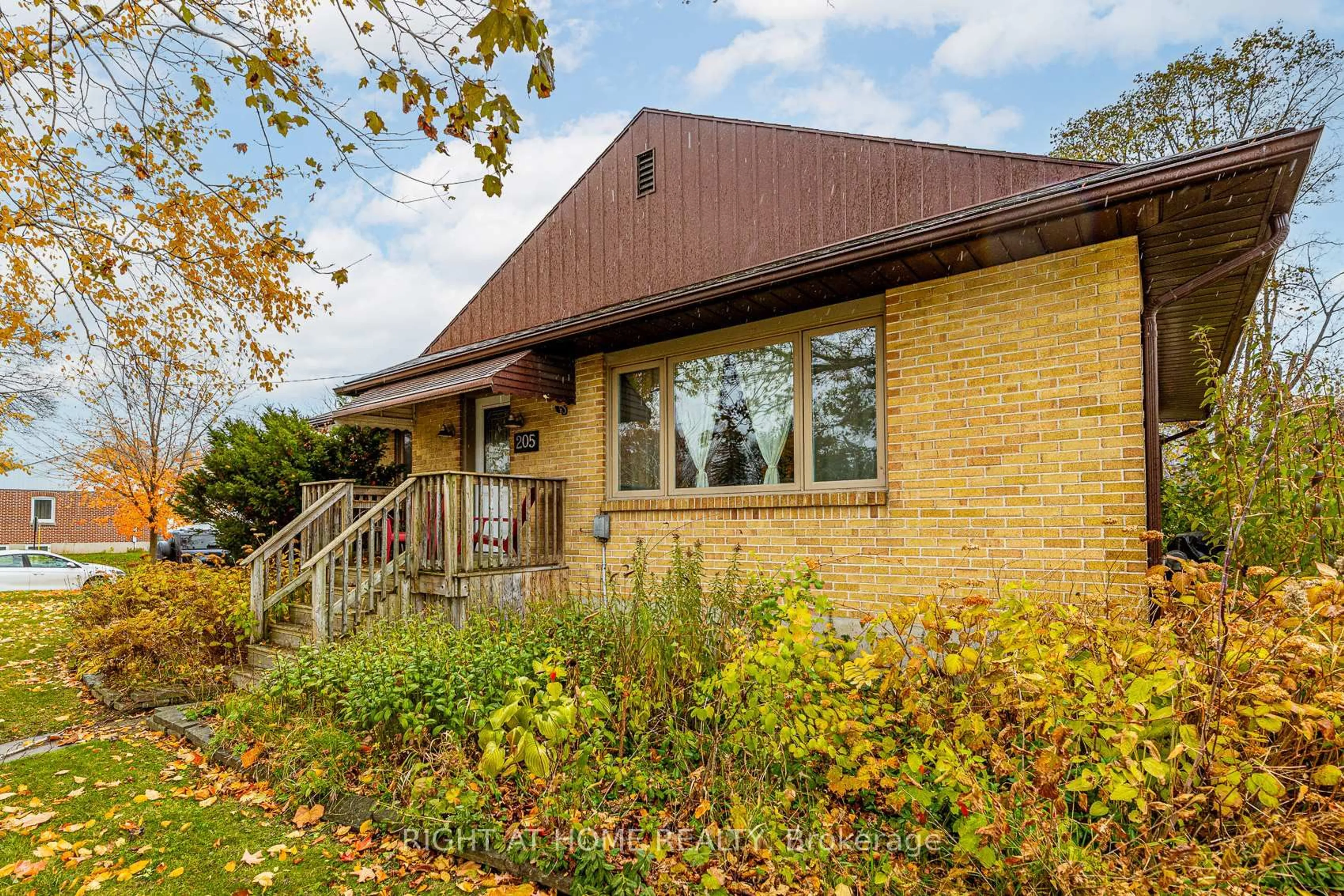 Home with brick exterior material, building for 205 St Vincent St, Barrie Ontario L4M 3Z5