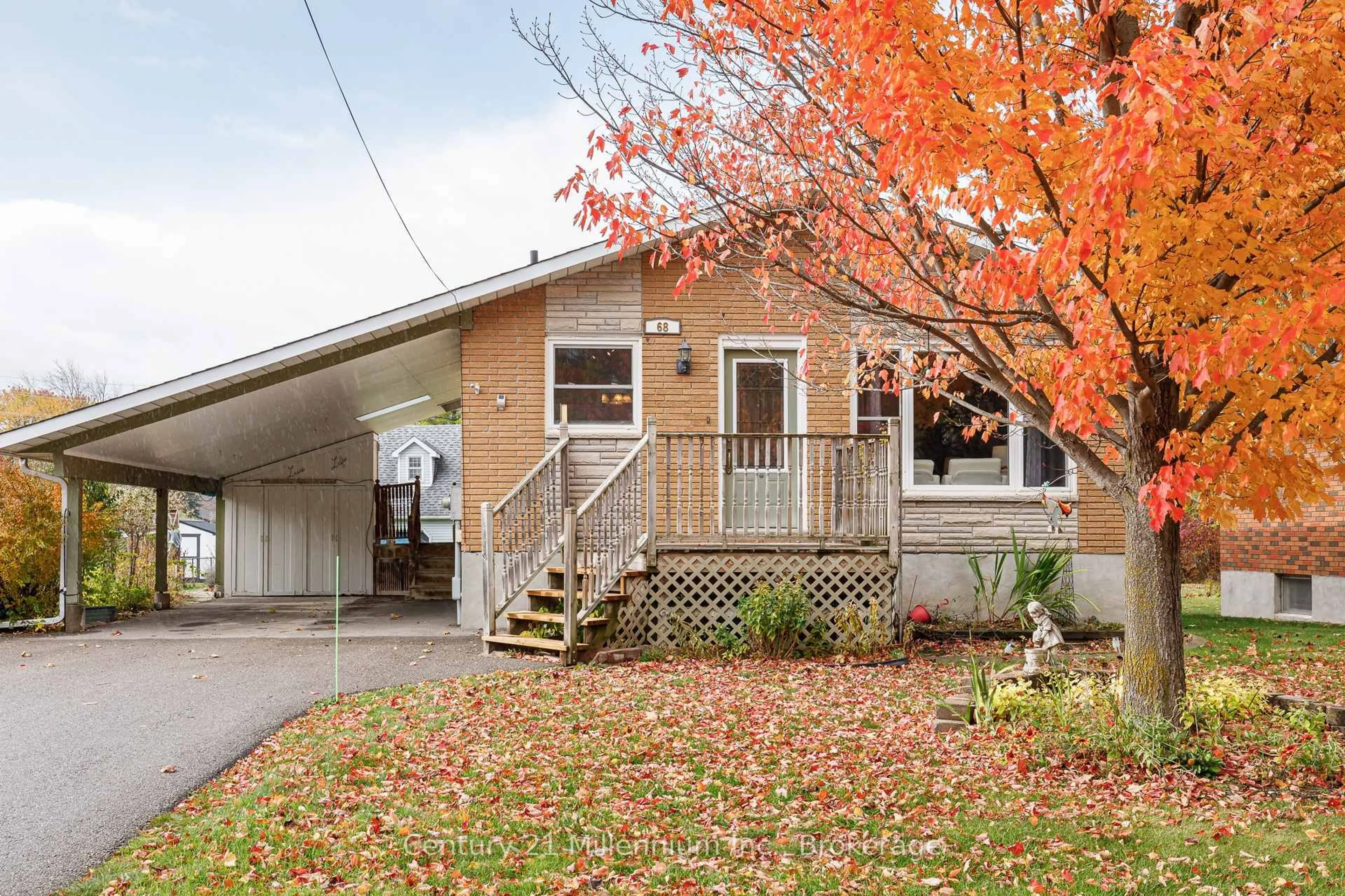 Home with vinyl exterior material, street for 68 Alice St, Collingwood Ontario L9Y 3S1