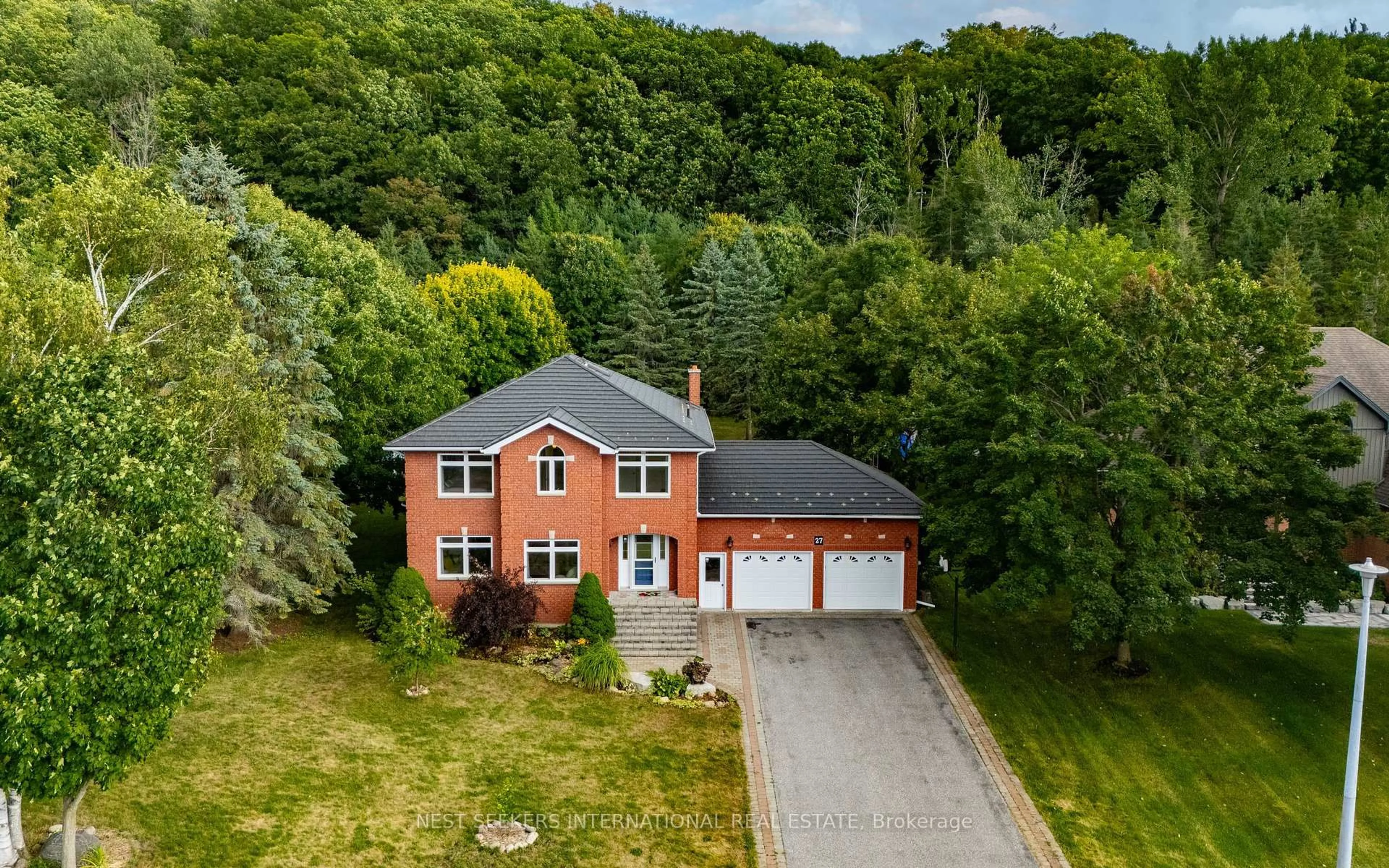 A pic from outside/outdoor area/front of a property/back of a property/a pic from drone, street for 27 Eder Tr, Springwater Ontario L9X 0G8