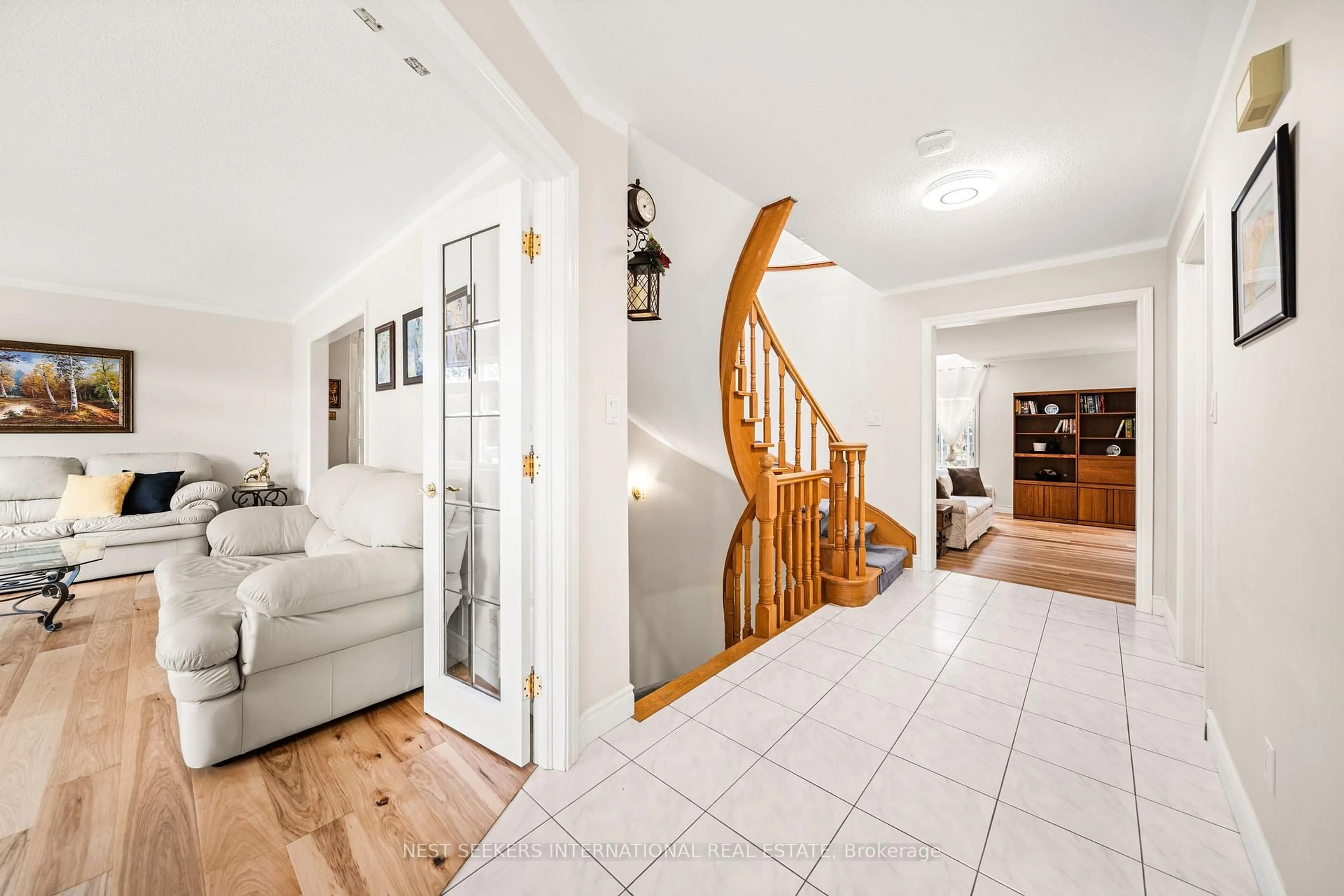 Indoor entryway for 27 Eder Tr, Springwater Ontario L9X 0G8