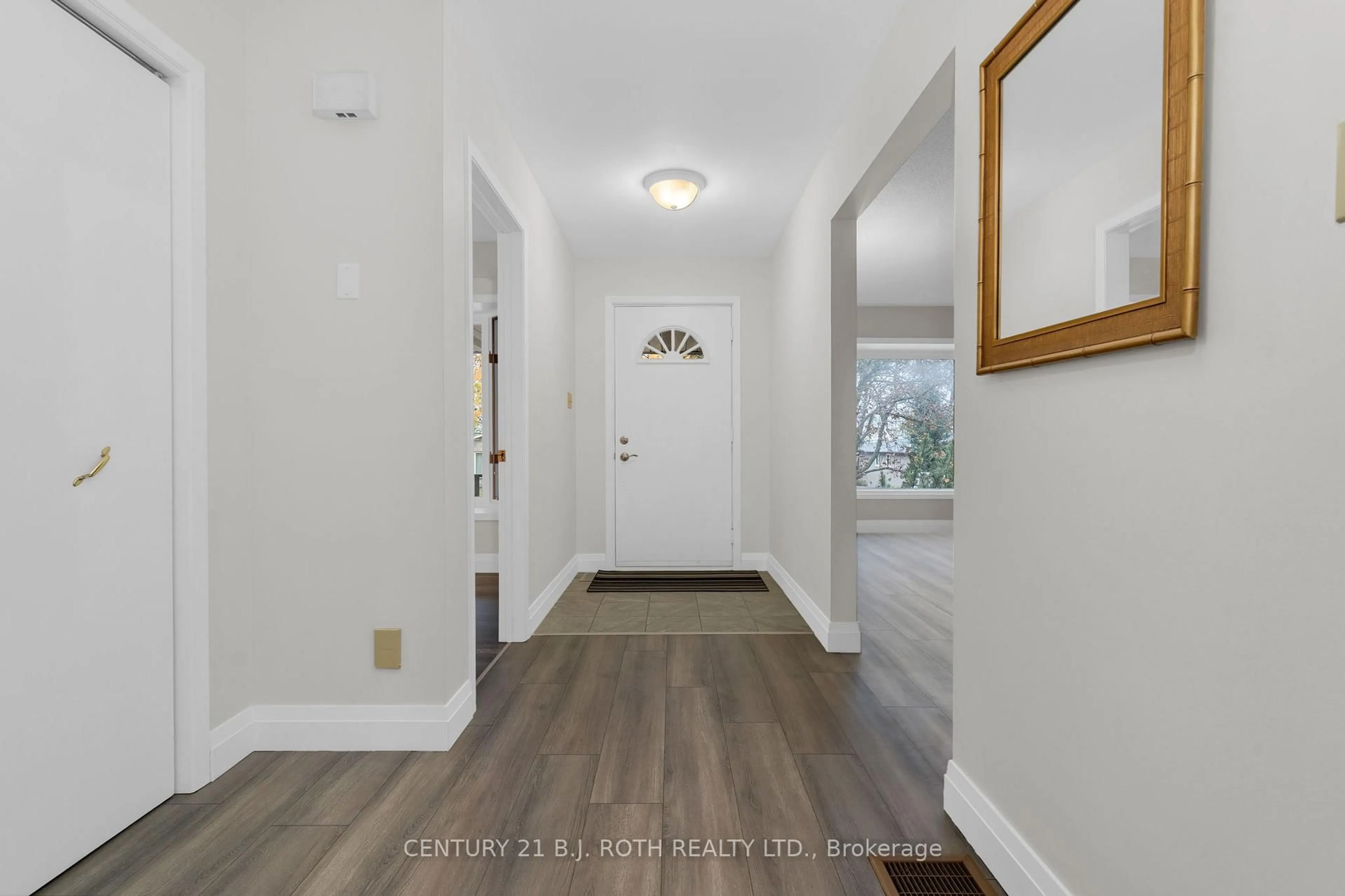 Indoor entryway for 4 White Pine Pl, Barrie Ontario L4M 5L7
