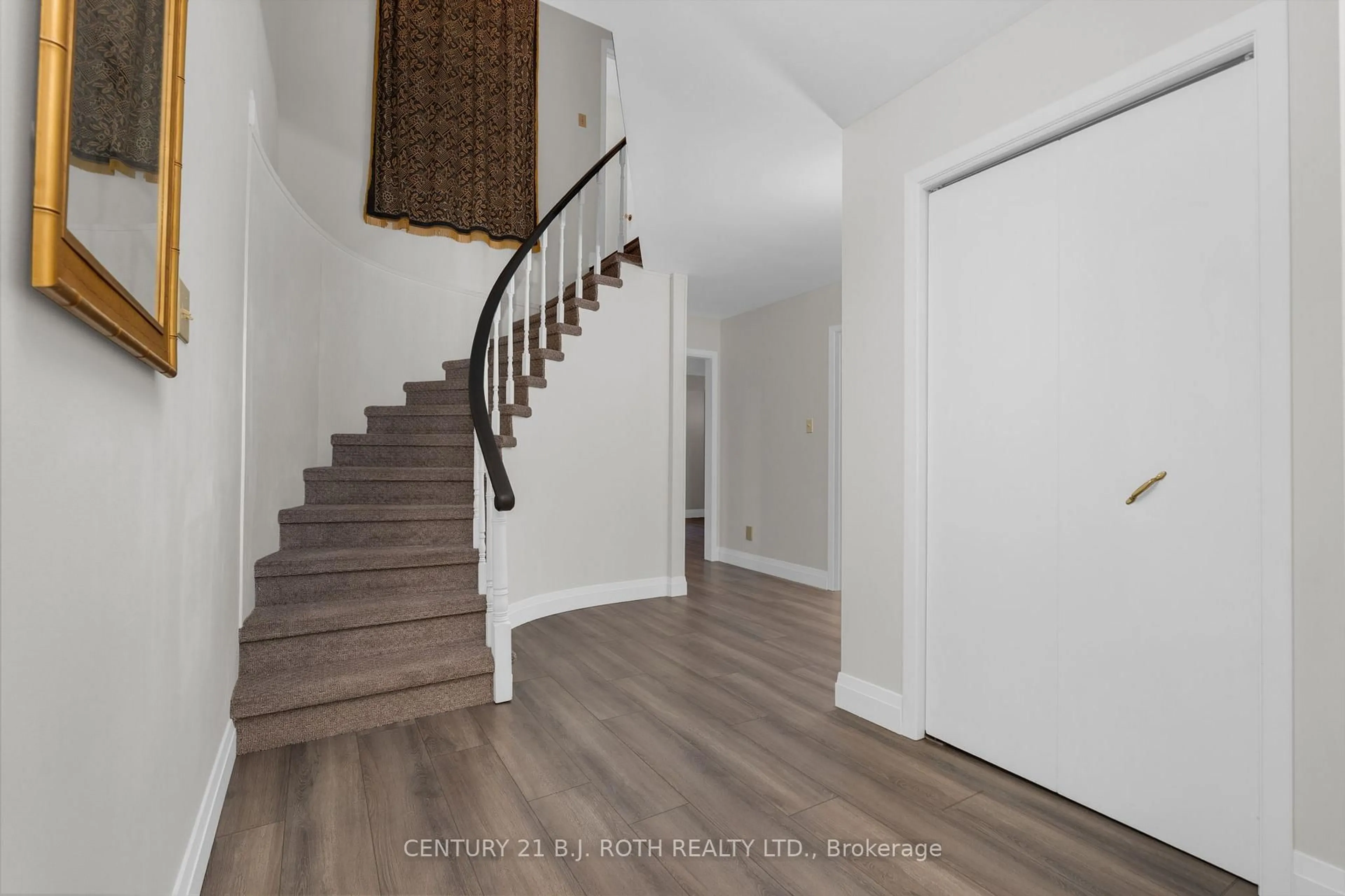 Indoor entryway for 4 White Pine Pl, Barrie Ontario L4M 5L7