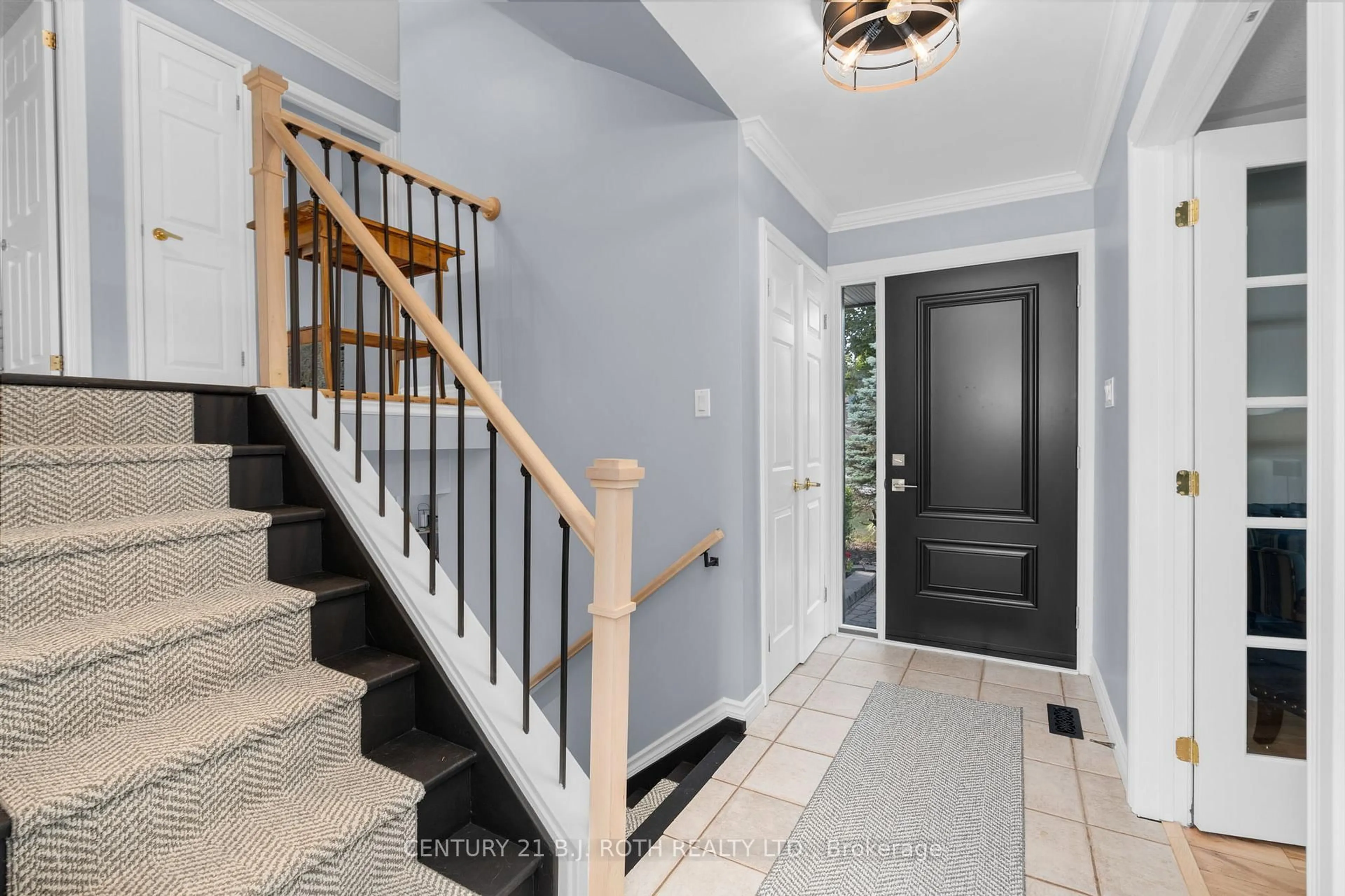 Indoor entryway for 50 Belcourt Ave, Barrie Ontario L4M 4E4