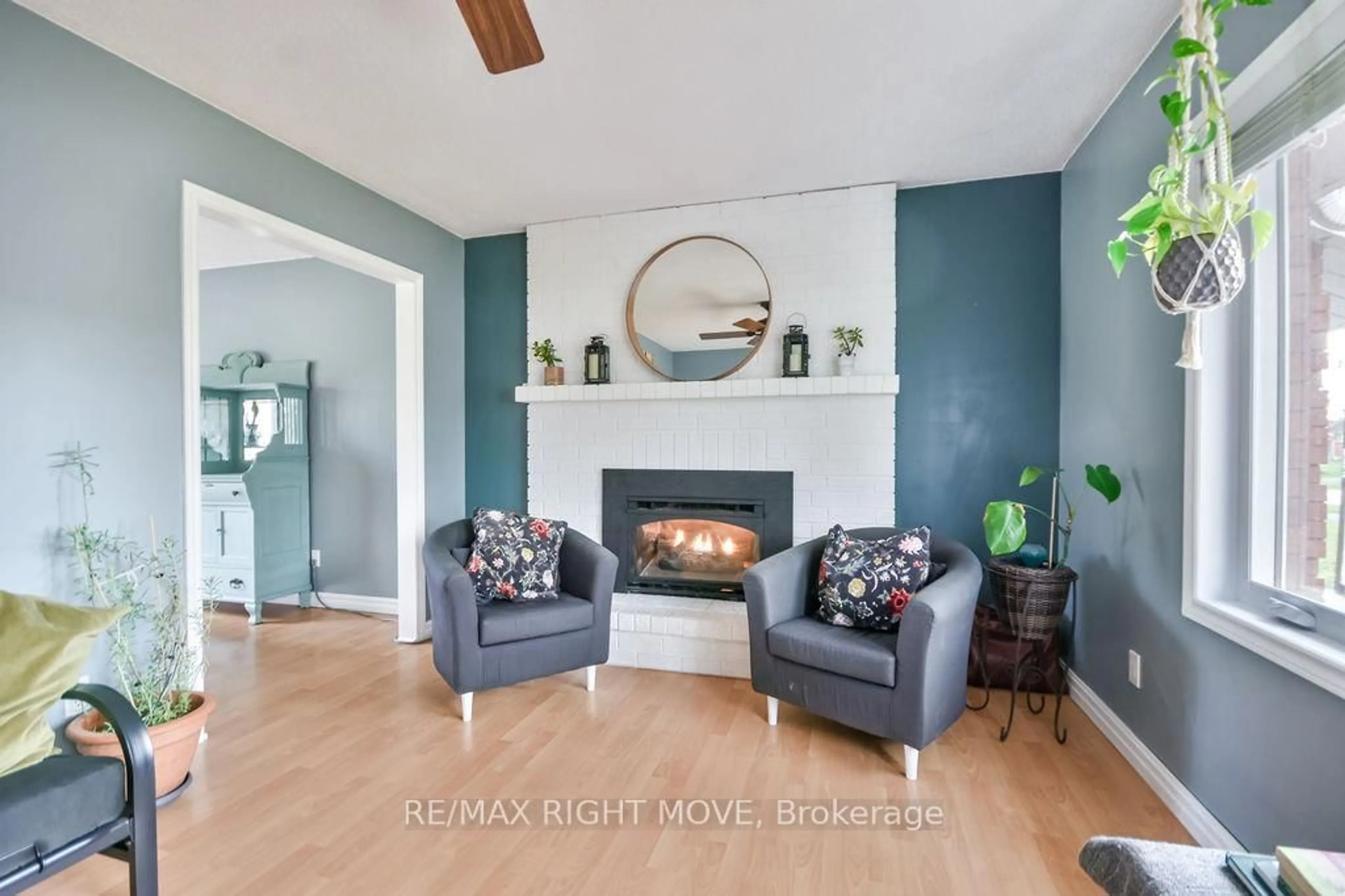 Living room with furniture, unknown for 3811 Leo Cres, Ramara Ontario L3V 0L1