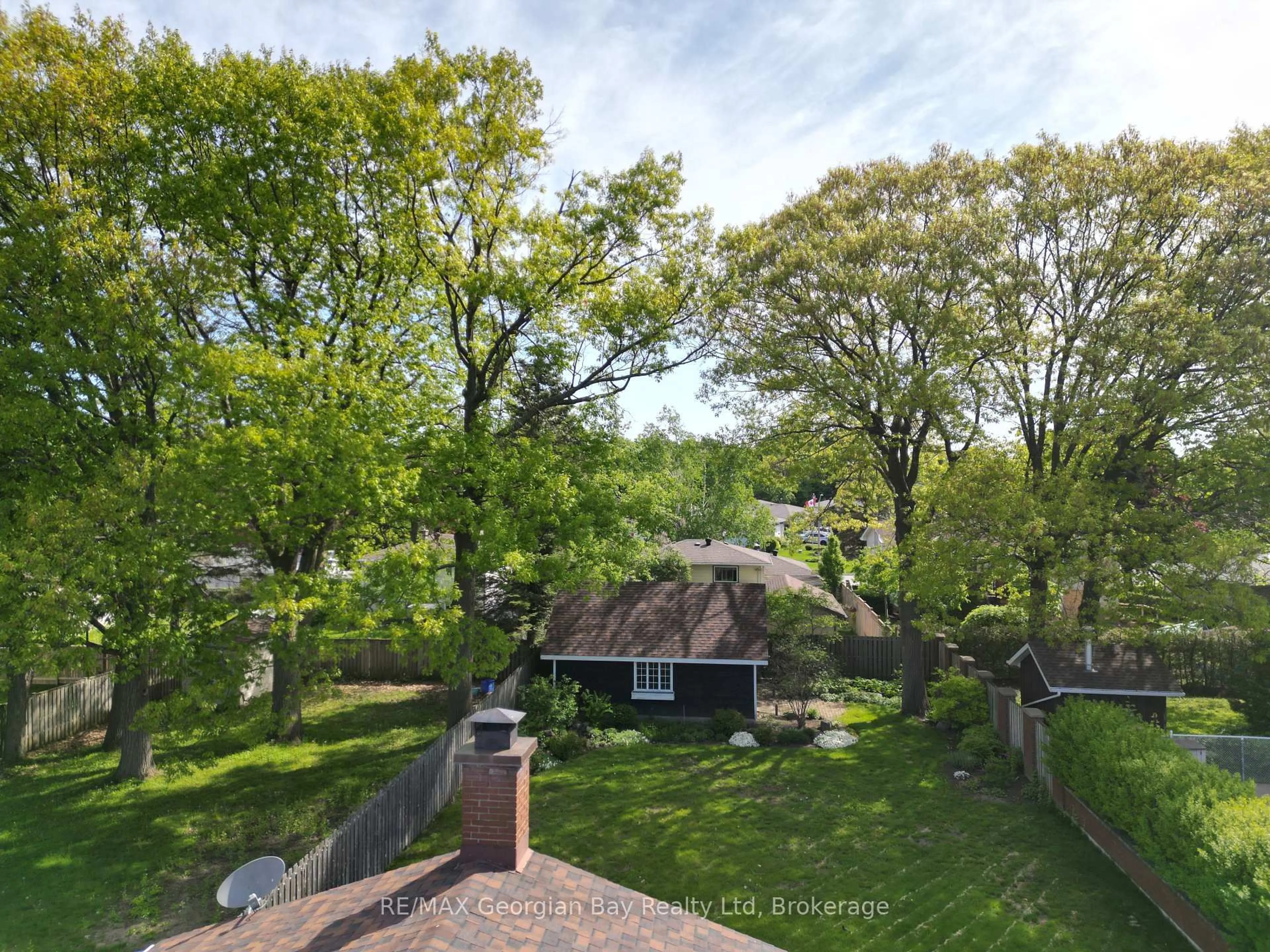 A pic from outside/outdoor area/front of a property/back of a property/a pic from drone, unknown for 657 Manly St, Midland Ontario L4R 3G7