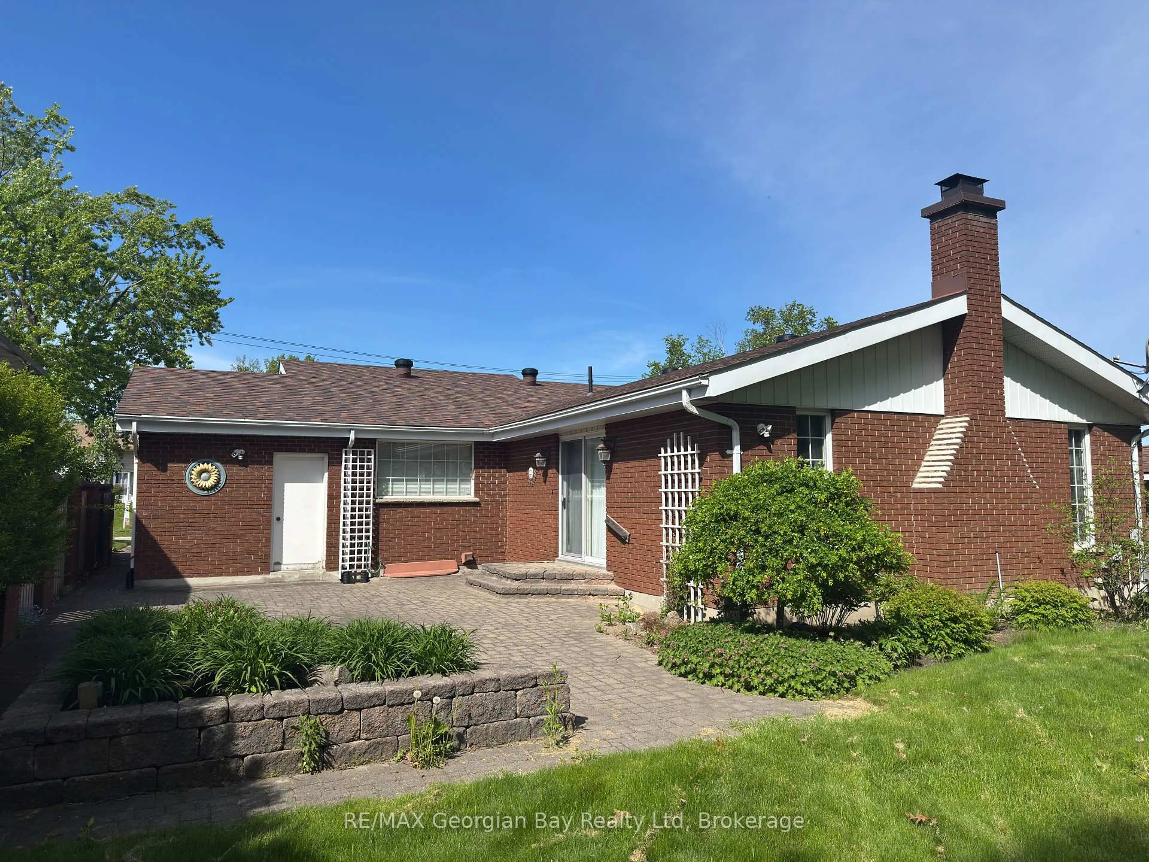 A pic from outside/outdoor area/front of a property/back of a property/a pic from drone, street for 657 Manly St, Midland Ontario L4R 3G7