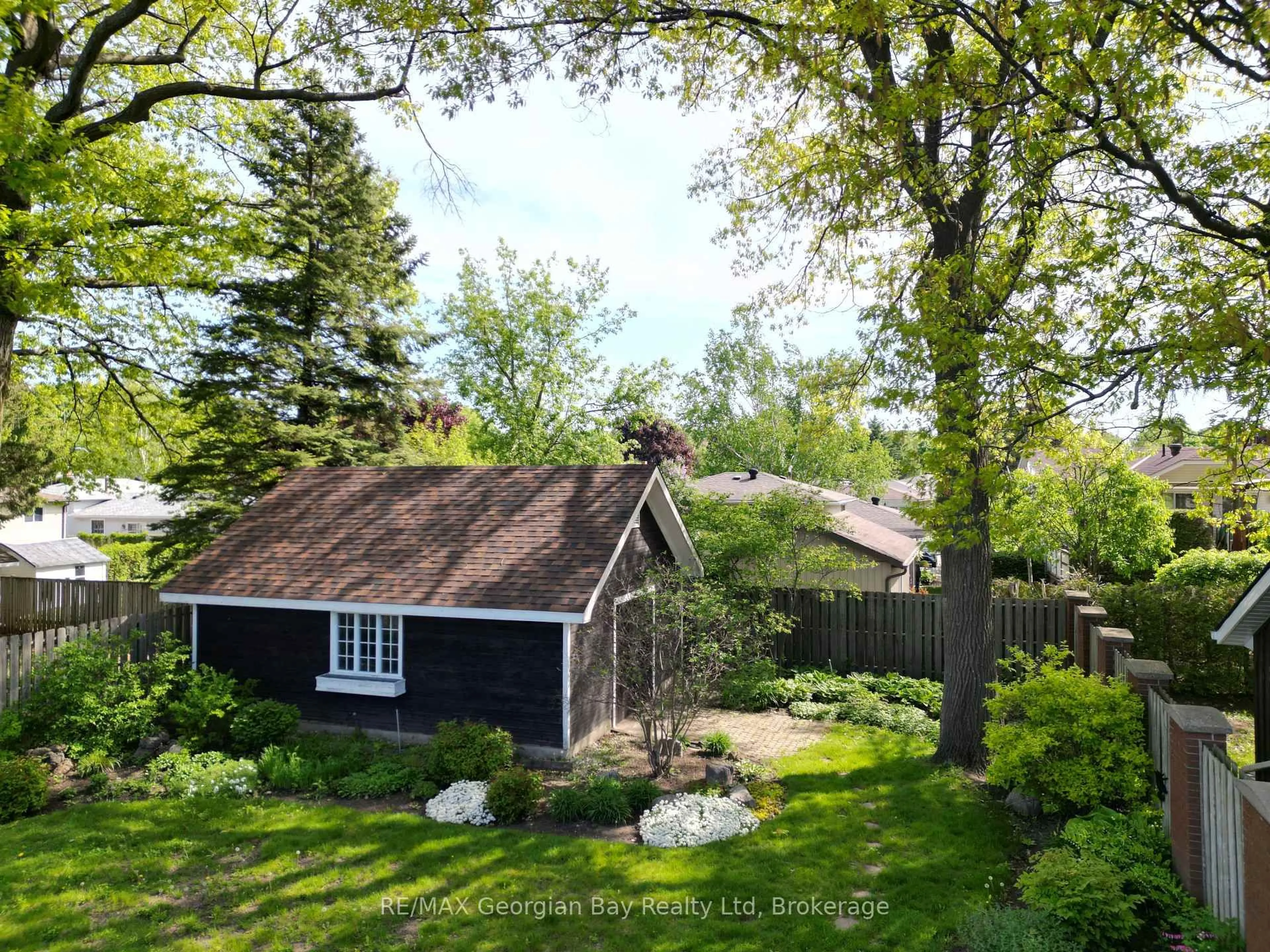 A pic from outside/outdoor area/front of a property/back of a property/a pic from drone, street for 657 Manly St, Midland Ontario L4R 3G7