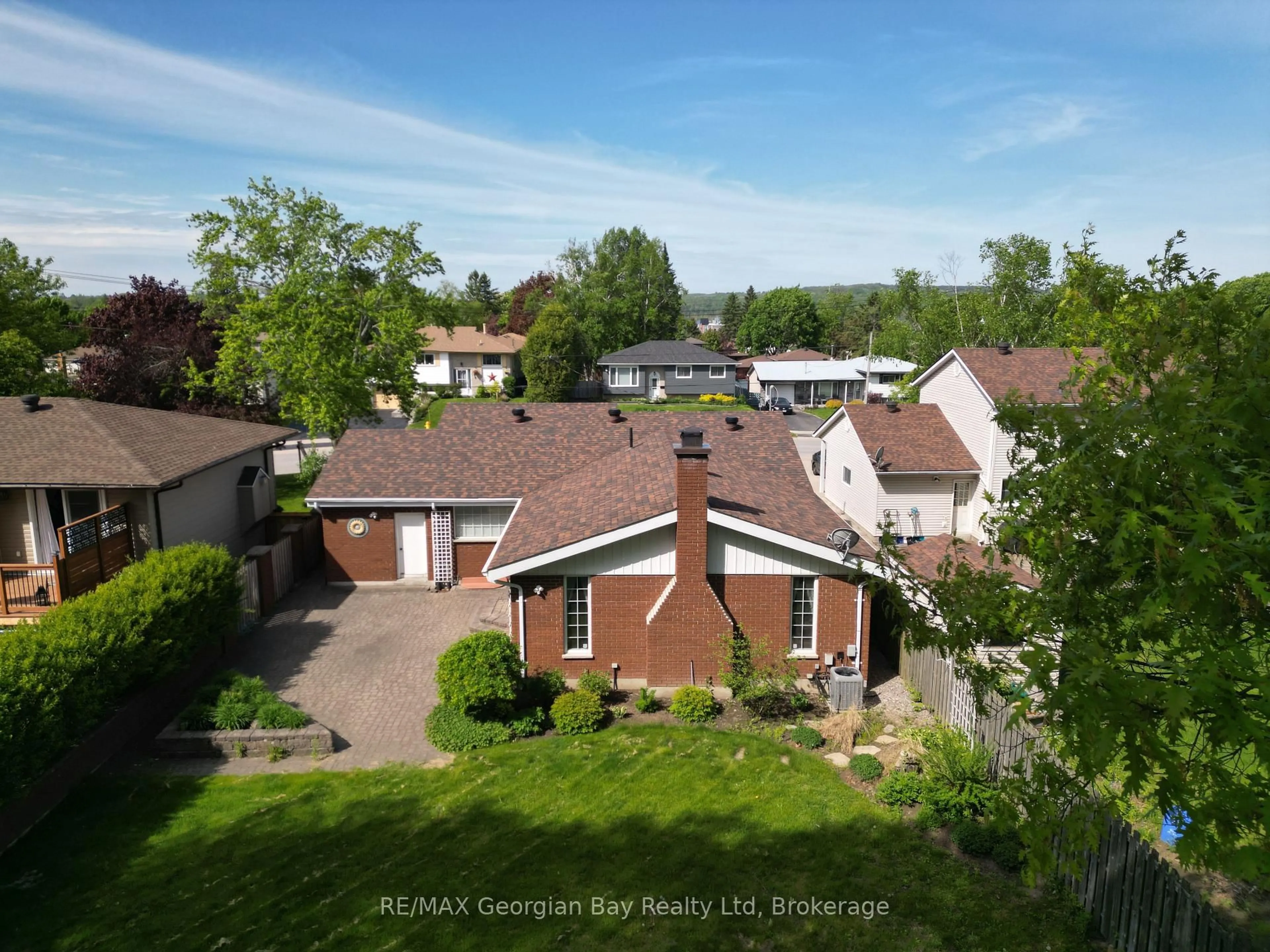 A pic from outside/outdoor area/front of a property/back of a property/a pic from drone, street for 657 Manly St, Midland Ontario L4R 3G7