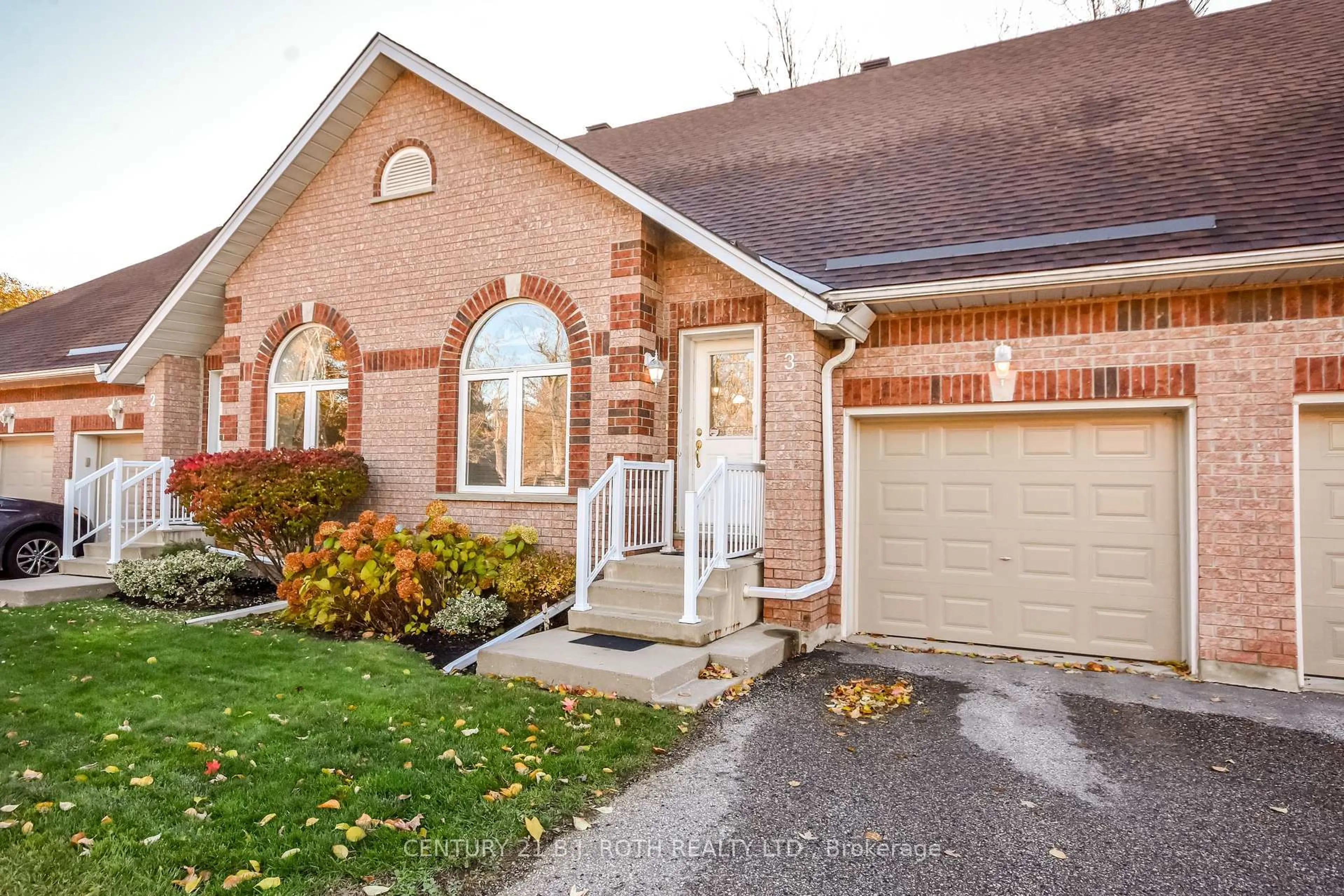 Home with brick exterior material, street for 358 Little Ave #3, Barrie Ontario L4N 2Z6