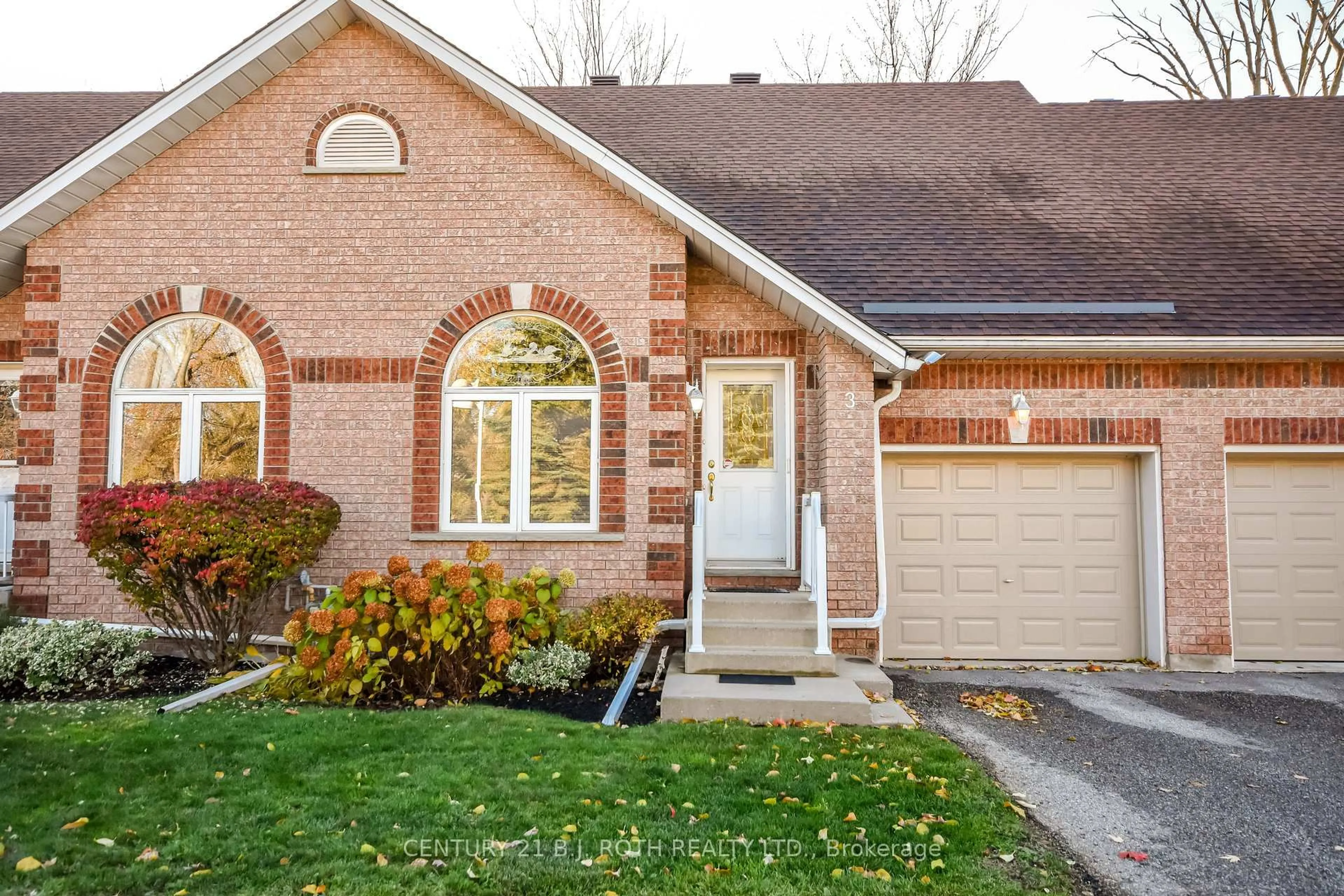 Home with brick exterior material, street for 358 Little Ave #3, Barrie Ontario L4N 2Z6