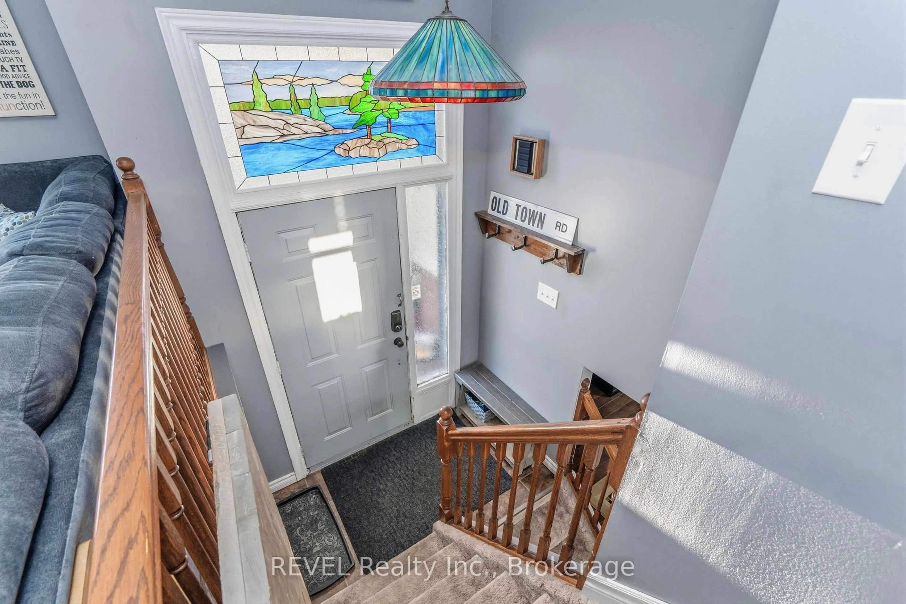 Indoor entryway for 28 Park St, Tay Ontario L0K 2A0