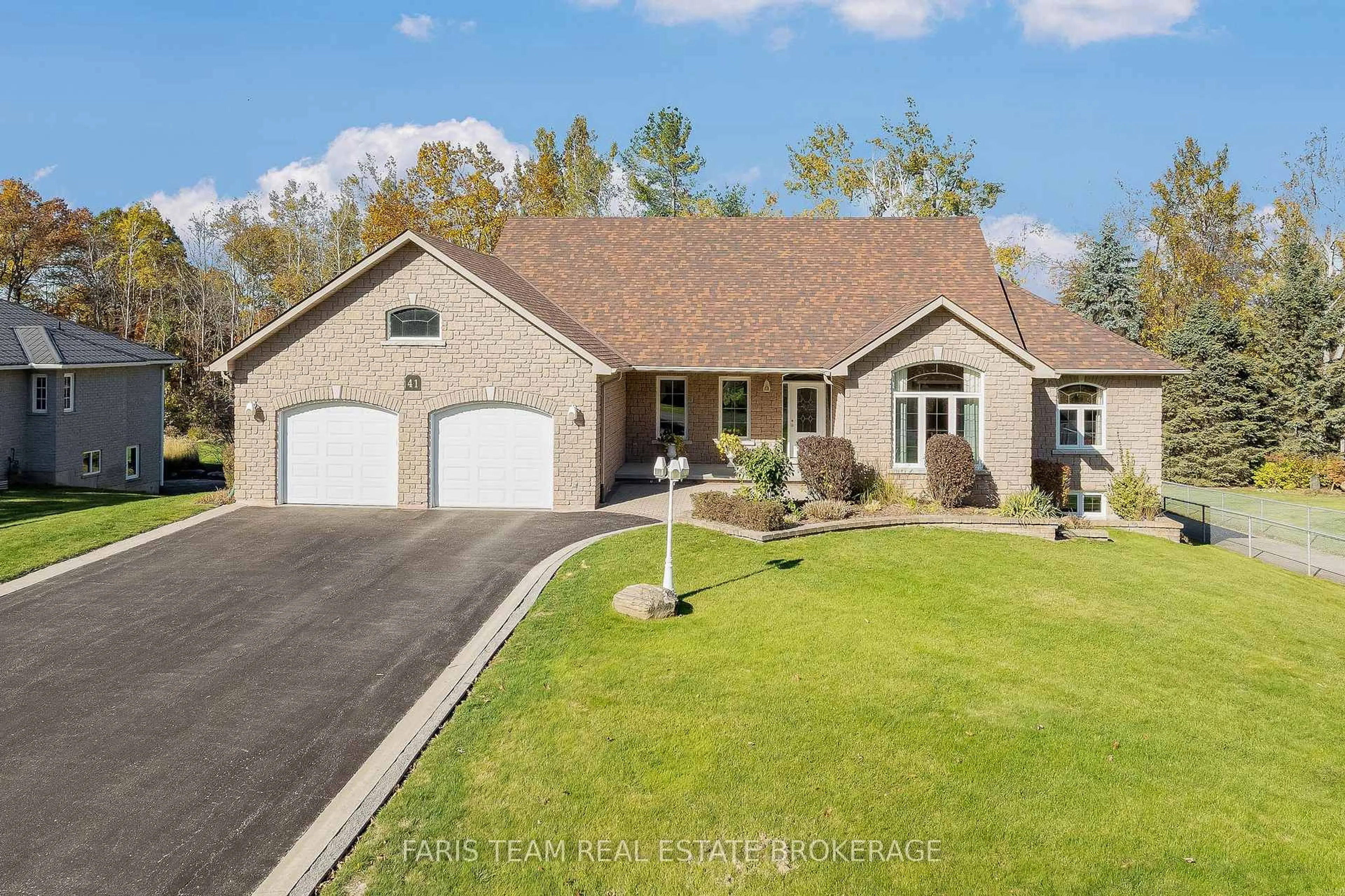 A pic from outside/outdoor area/front of a property/back of a property/a pic from drone, street for 41 Paddy Dunn's Circ, Springwater Ontario L9X 0T2