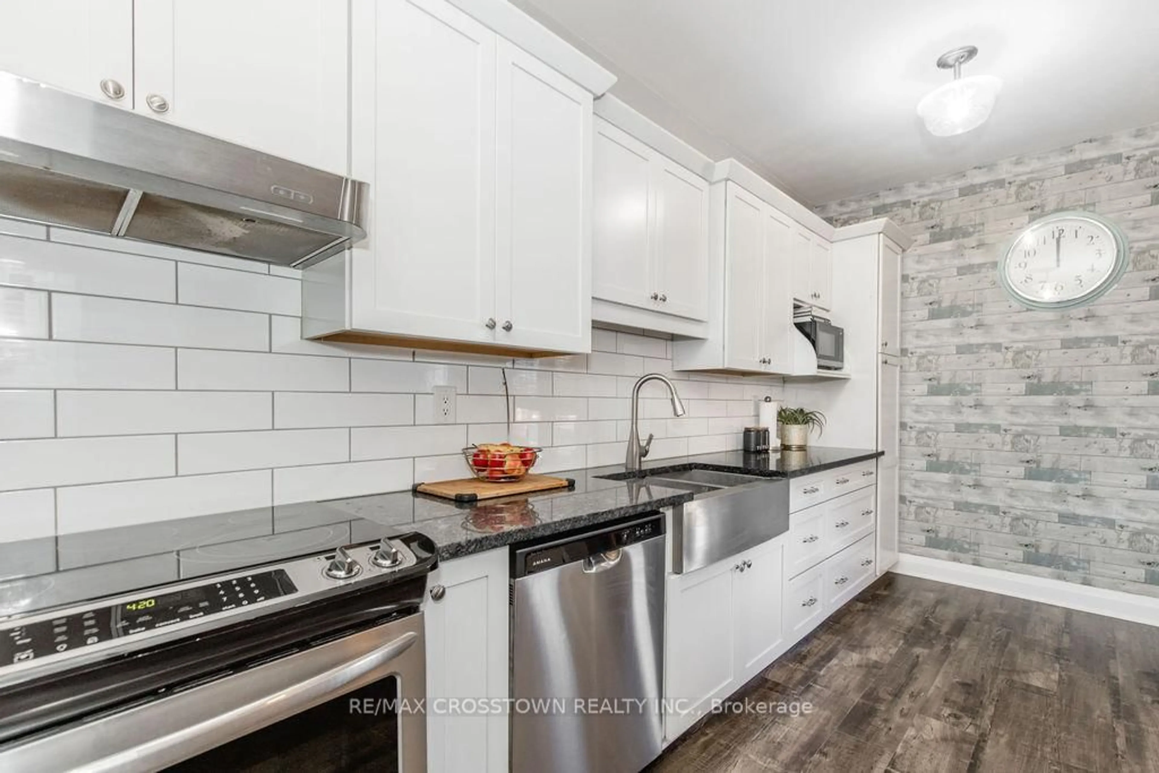 Unknown for 9 Aikens Cres, Barrie Ontario L4N 8M6