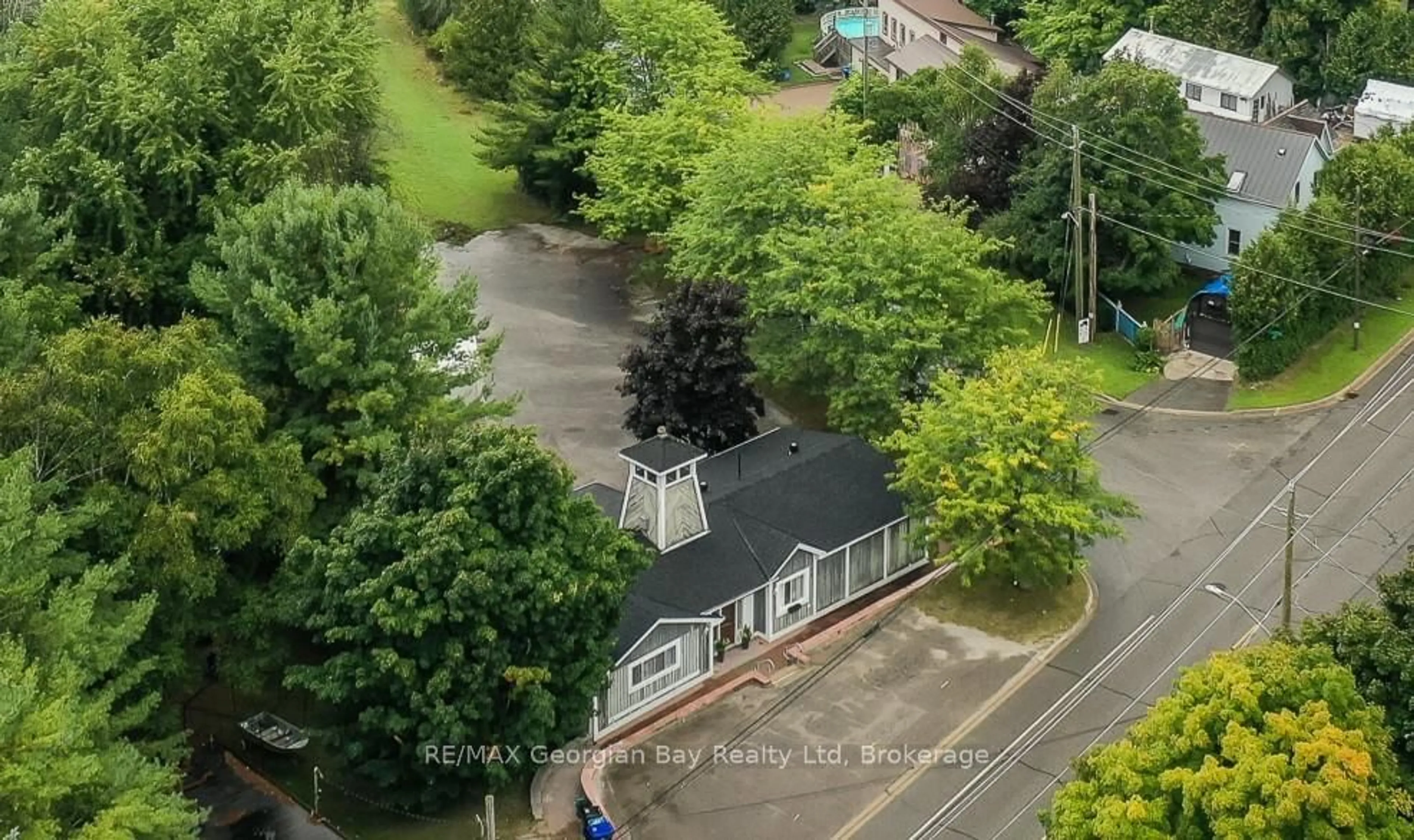 A pic from outside/outdoor area/front of a property/back of a property/a pic from drone, city buildings view from balcony for 392 WILLIAM St, Tay Ontario L0K 2A0