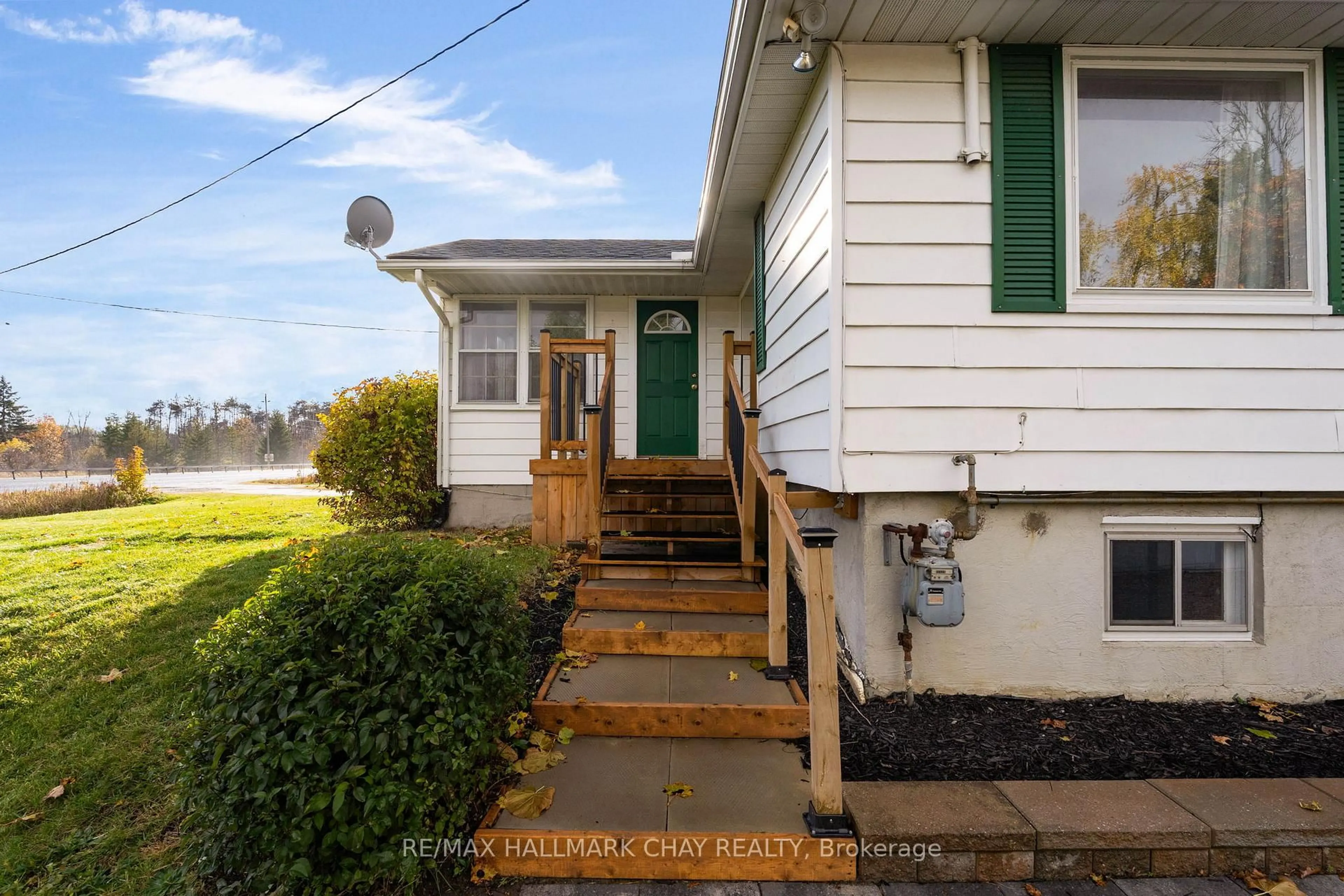 Home with vinyl exterior material, street for 2344 11 Highway, Oro-Medonte Ontario L0L 2L0