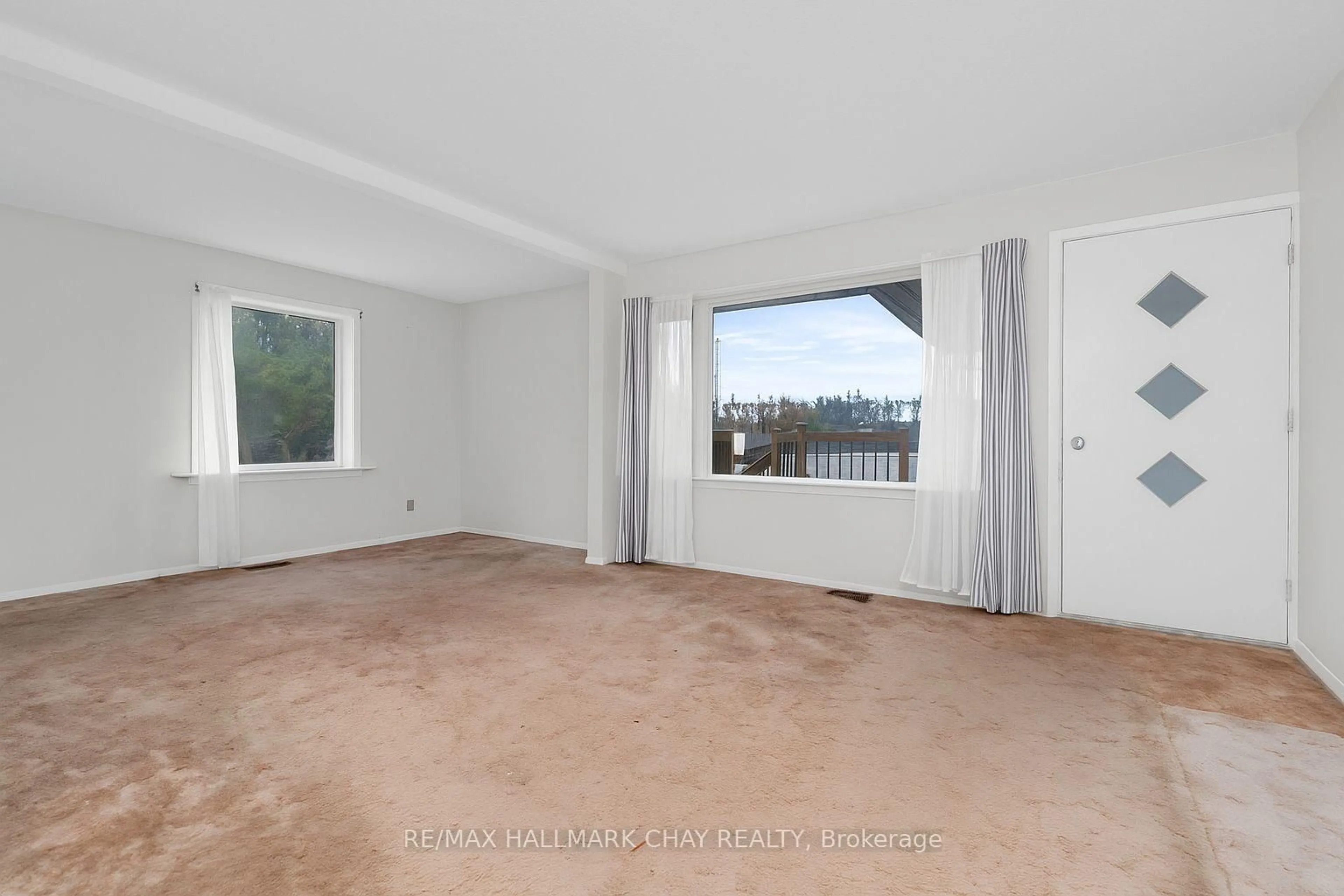 A pic of a room for 2344 11 Highway, Oro-Medonte Ontario L0L 2L0