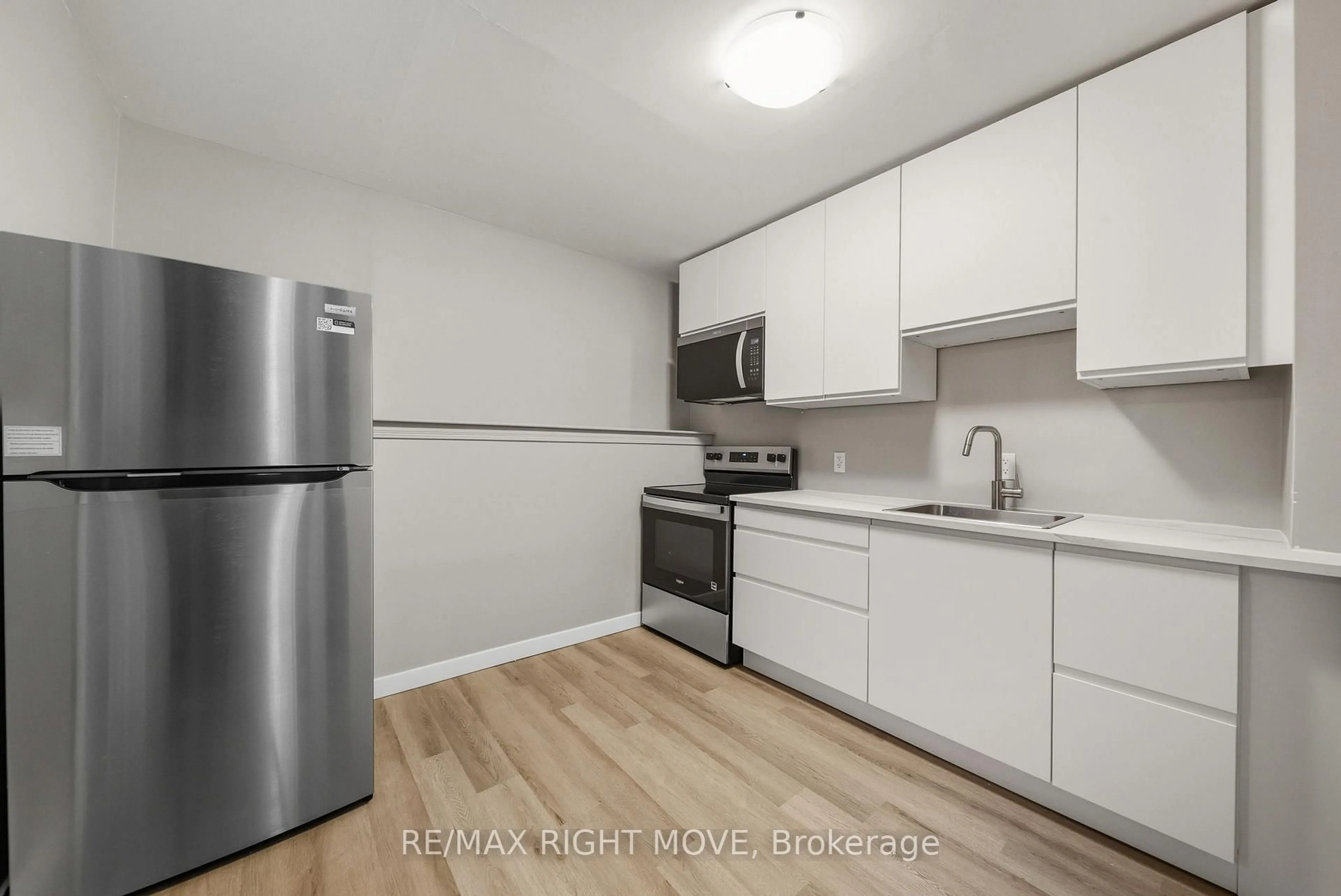 Standard kitchen, wood/laminate floor for 218 Hilda St, Orillia Ontario L3V 1J1