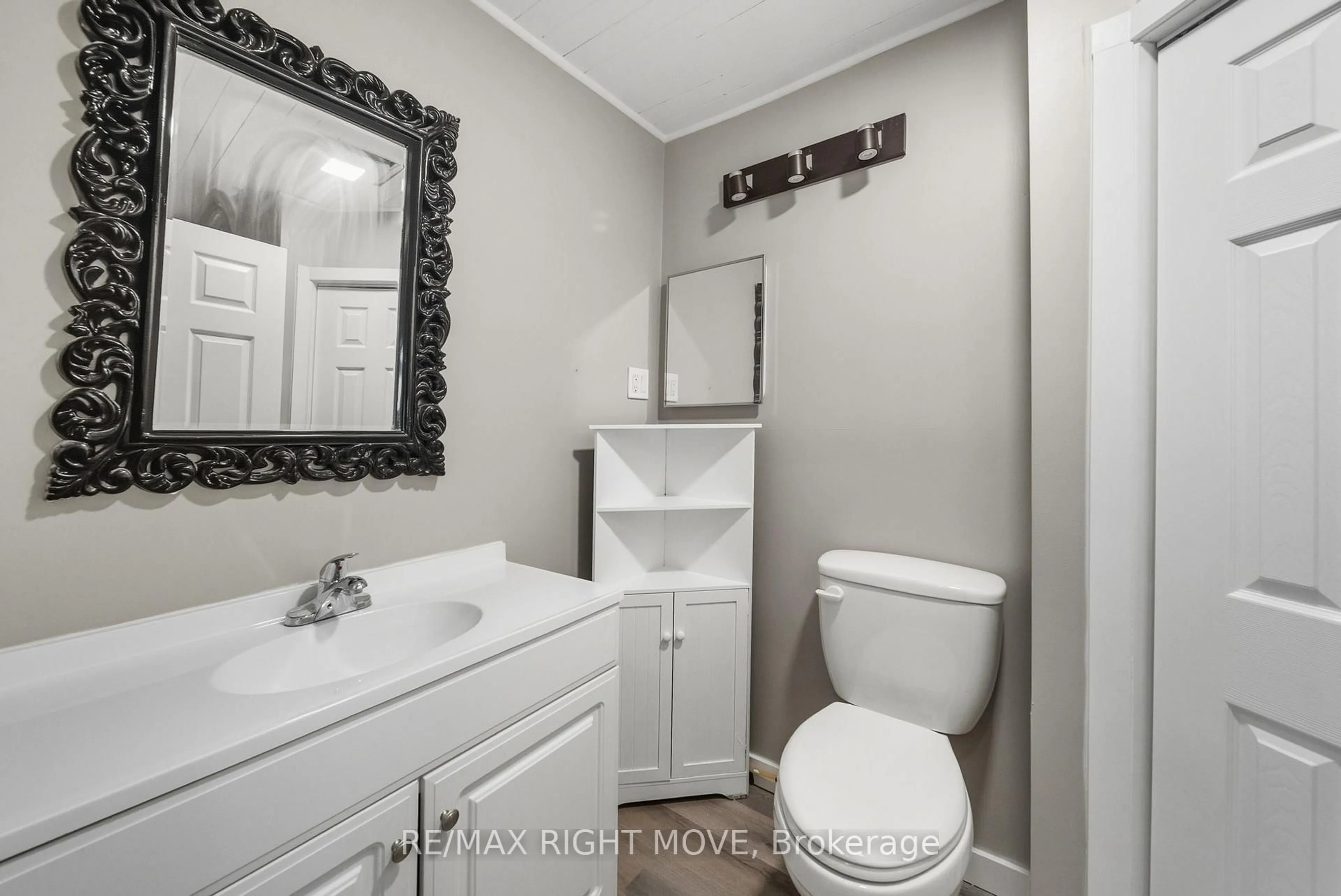 Standard bathroom, ceramic/tile floor for 218 Hilda St, Orillia Ontario L3V 1J1