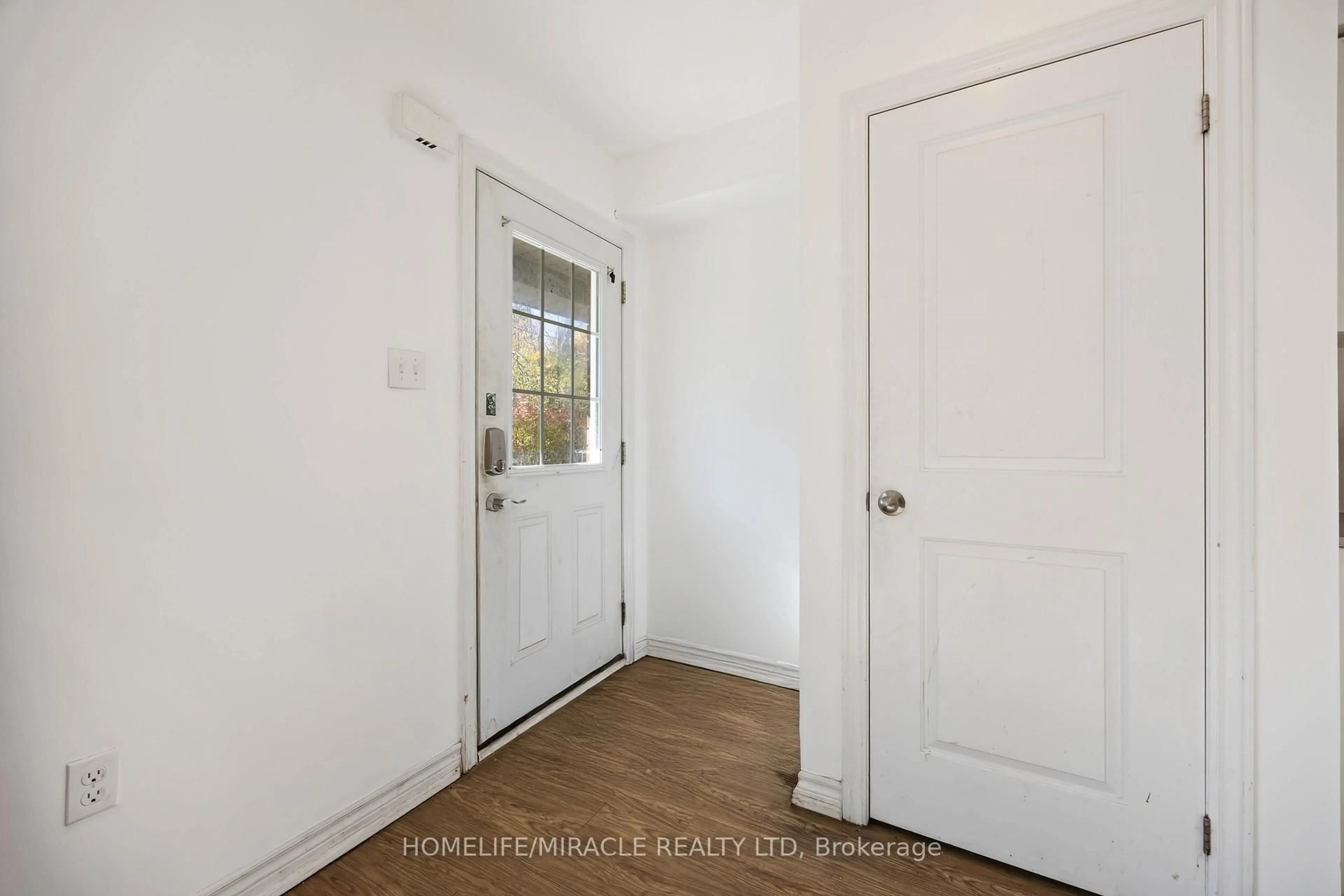 Indoor entryway for 244 Penetanguishene Rd #11, Barrie Ontario L4M 7C2