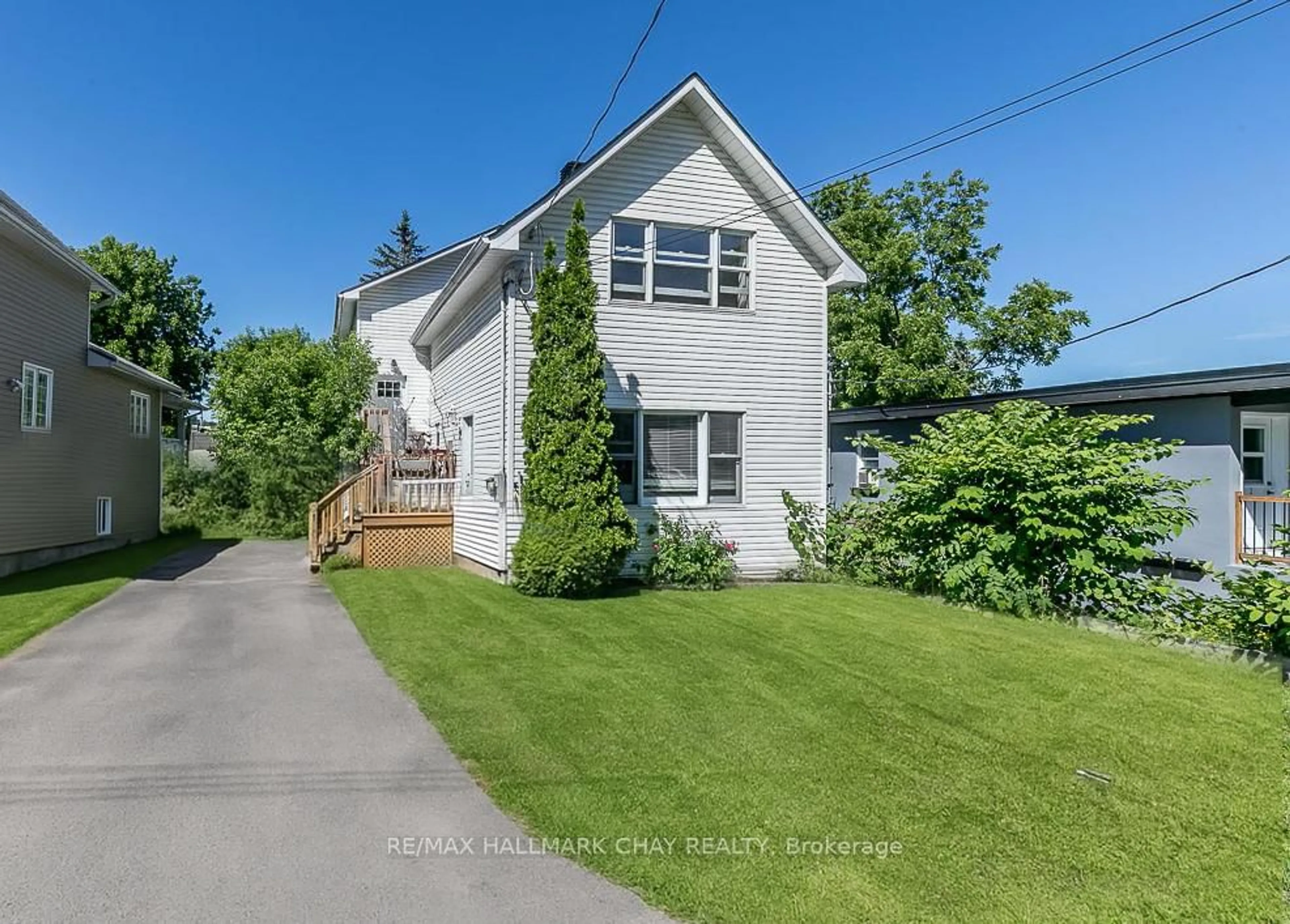 A pic from outside/outdoor area/front of a property/back of a property/a pic from drone, street for 226 Queen St, Midland Ontario L4R 3H1