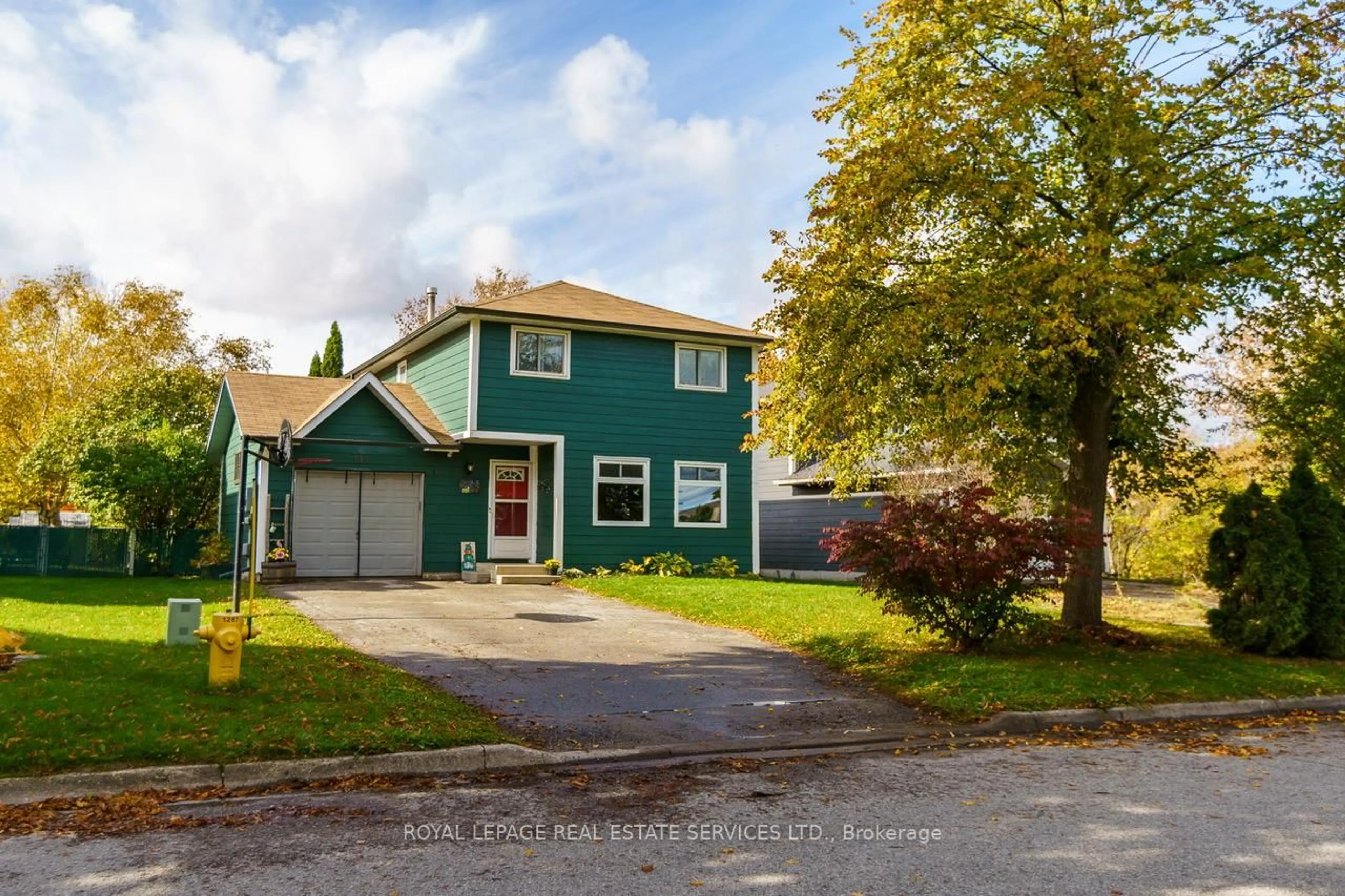 Home with vinyl exterior material, street for 114 Elizabeth St, Barrie Ontario L4N 6P2