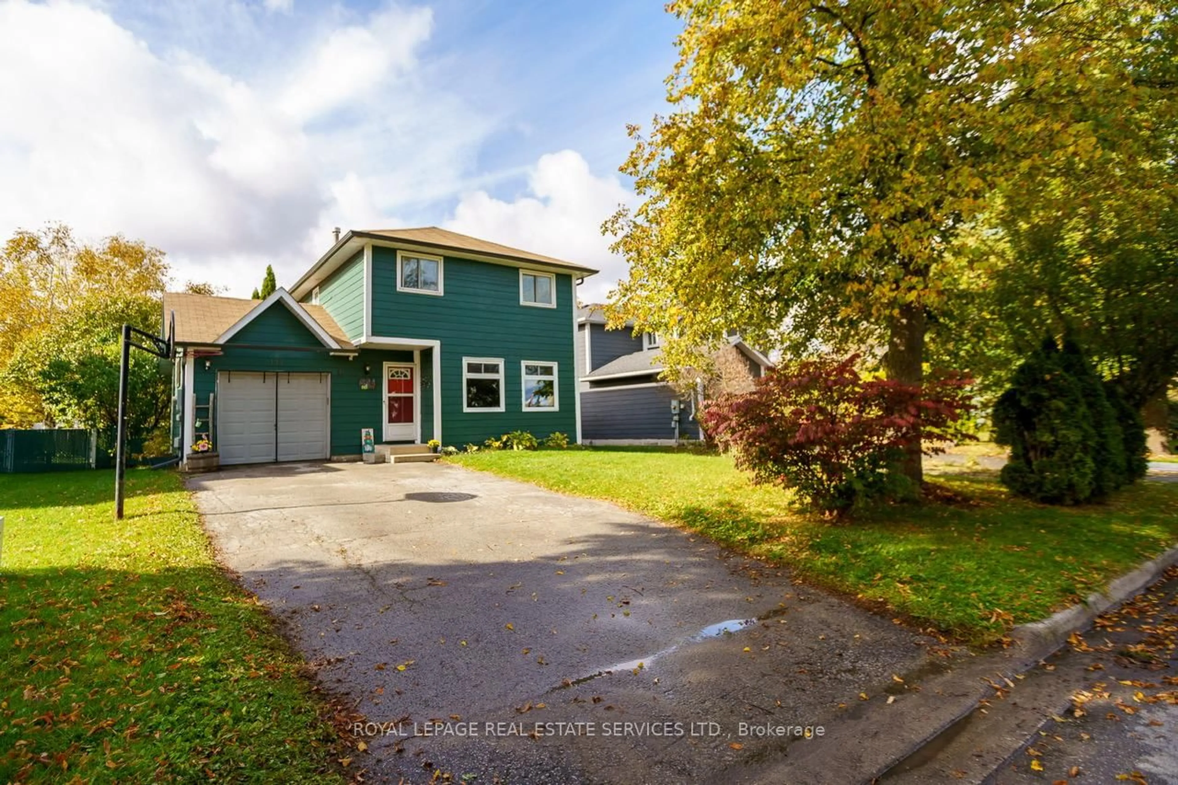 Home with vinyl exterior material, street for 114 Elizabeth St, Barrie Ontario L4N 6P2