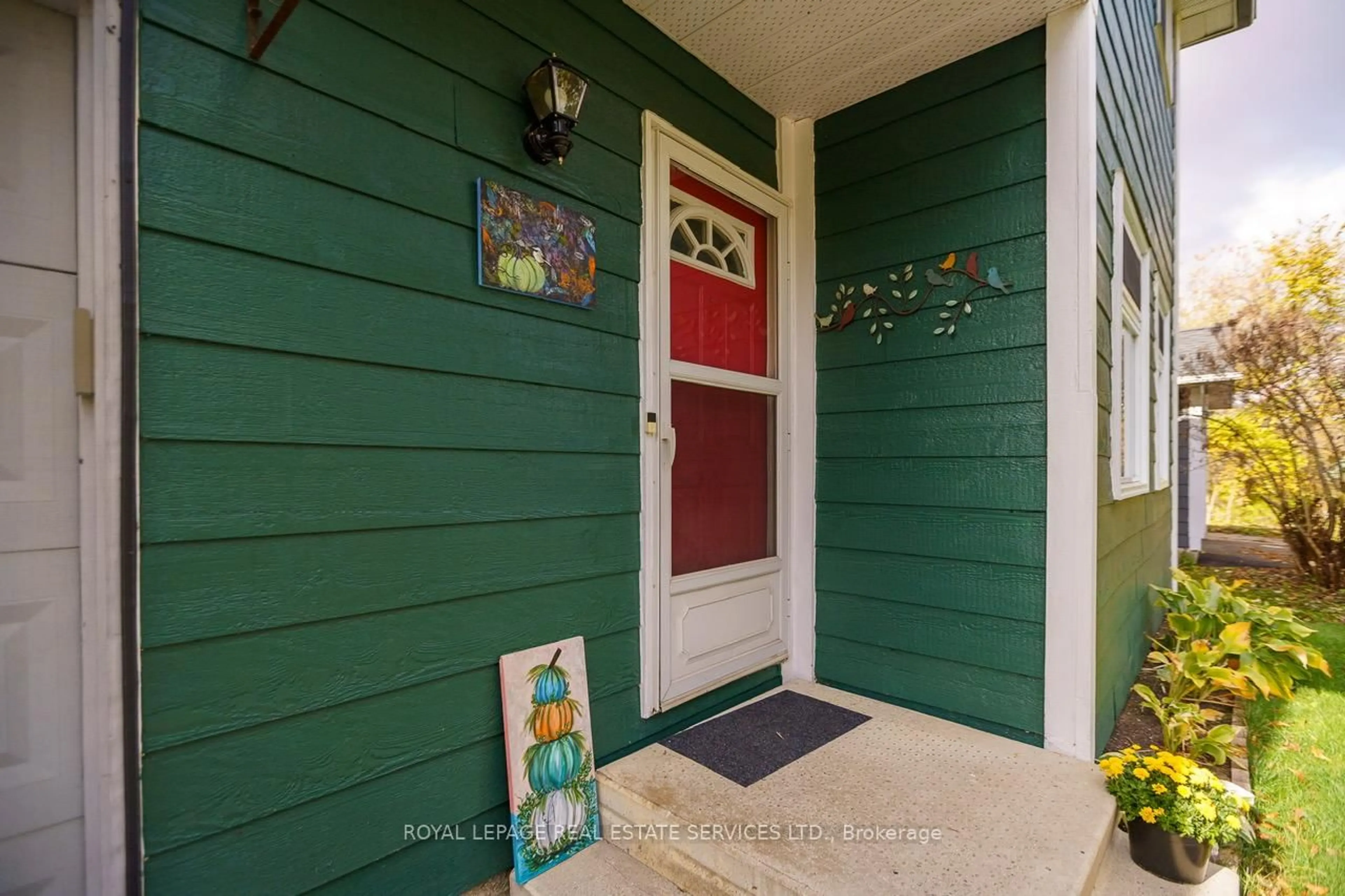 Indoor entryway for 114 Elizabeth St, Barrie Ontario L4N 6P2