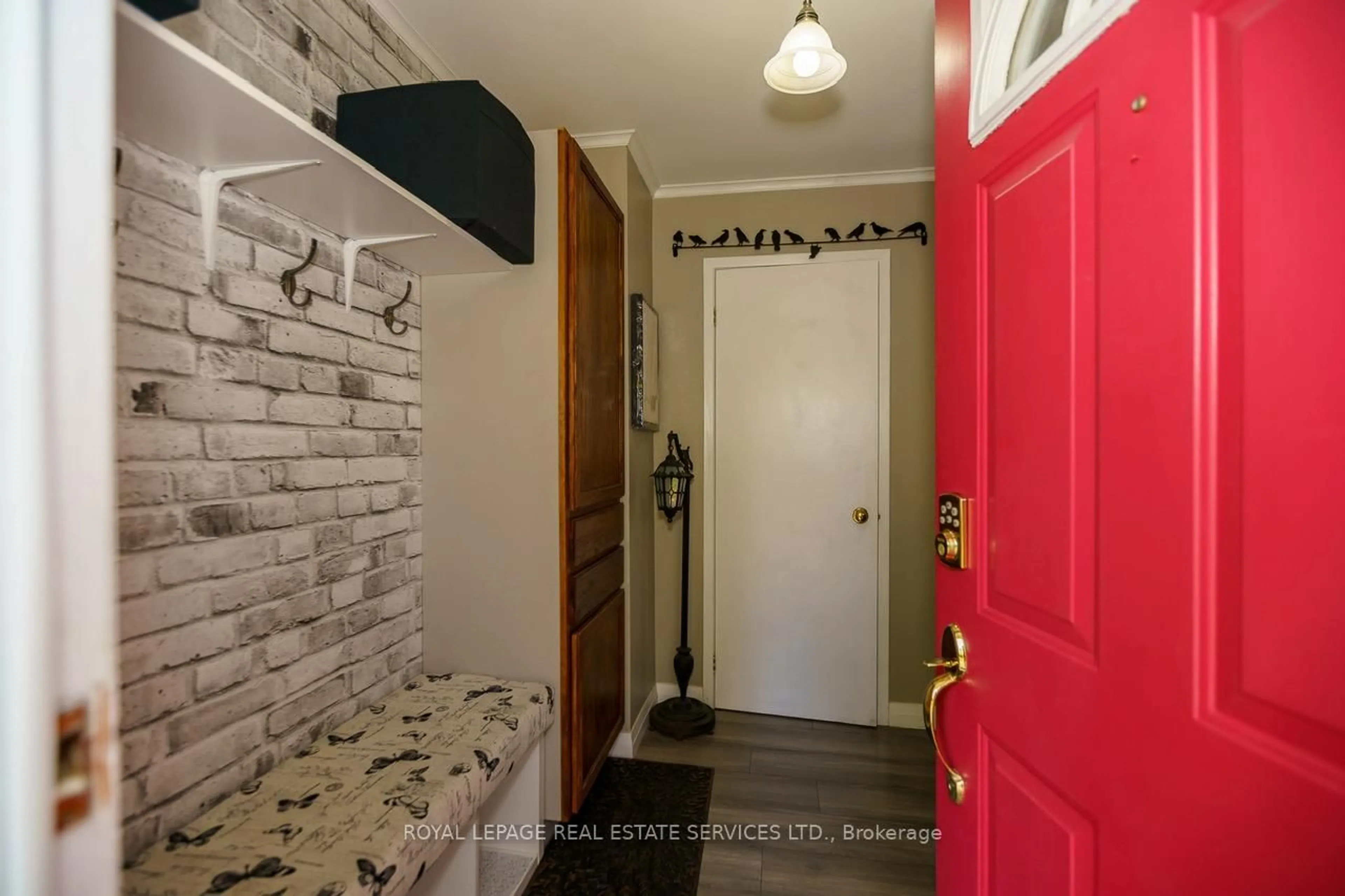 Indoor entryway for 114 Elizabeth St, Barrie Ontario L4N 6P2