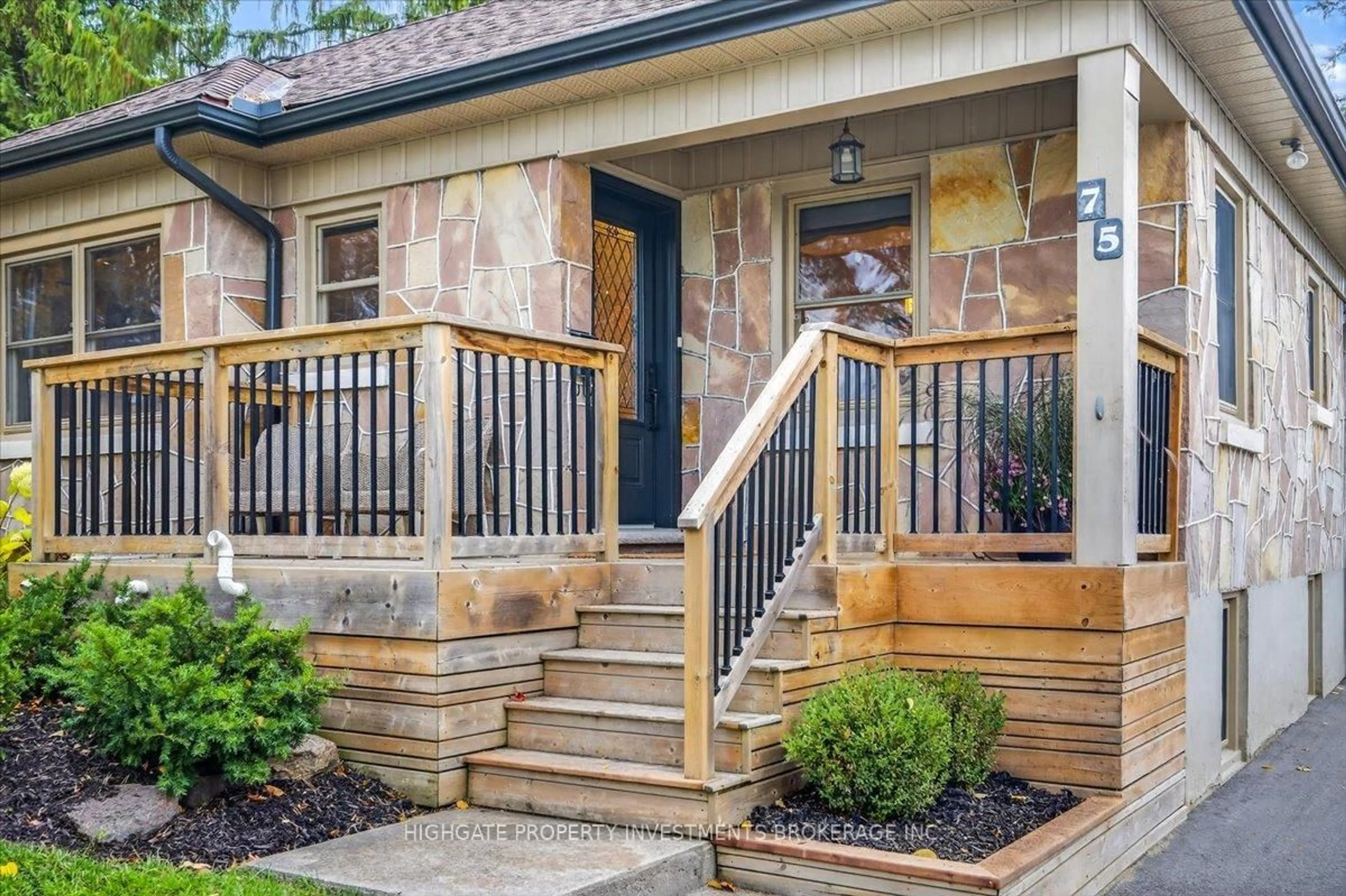 Unknown for 75 Dundonald St, Barrie Ontario L4M 3T2