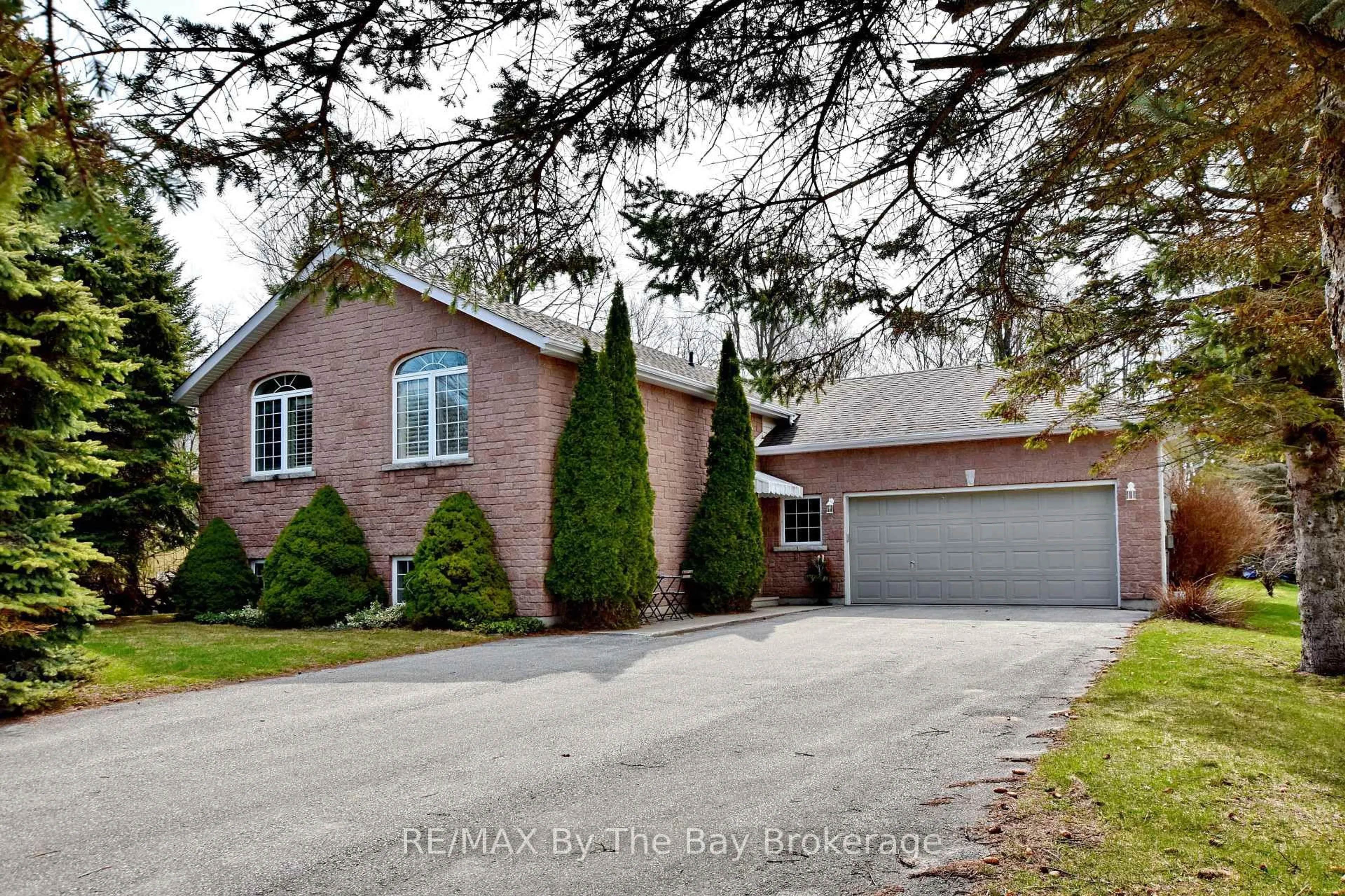 Home with brick exterior material, street for 8 Pridham Crt, Wasaga Beach Ontario L9Z 1M4