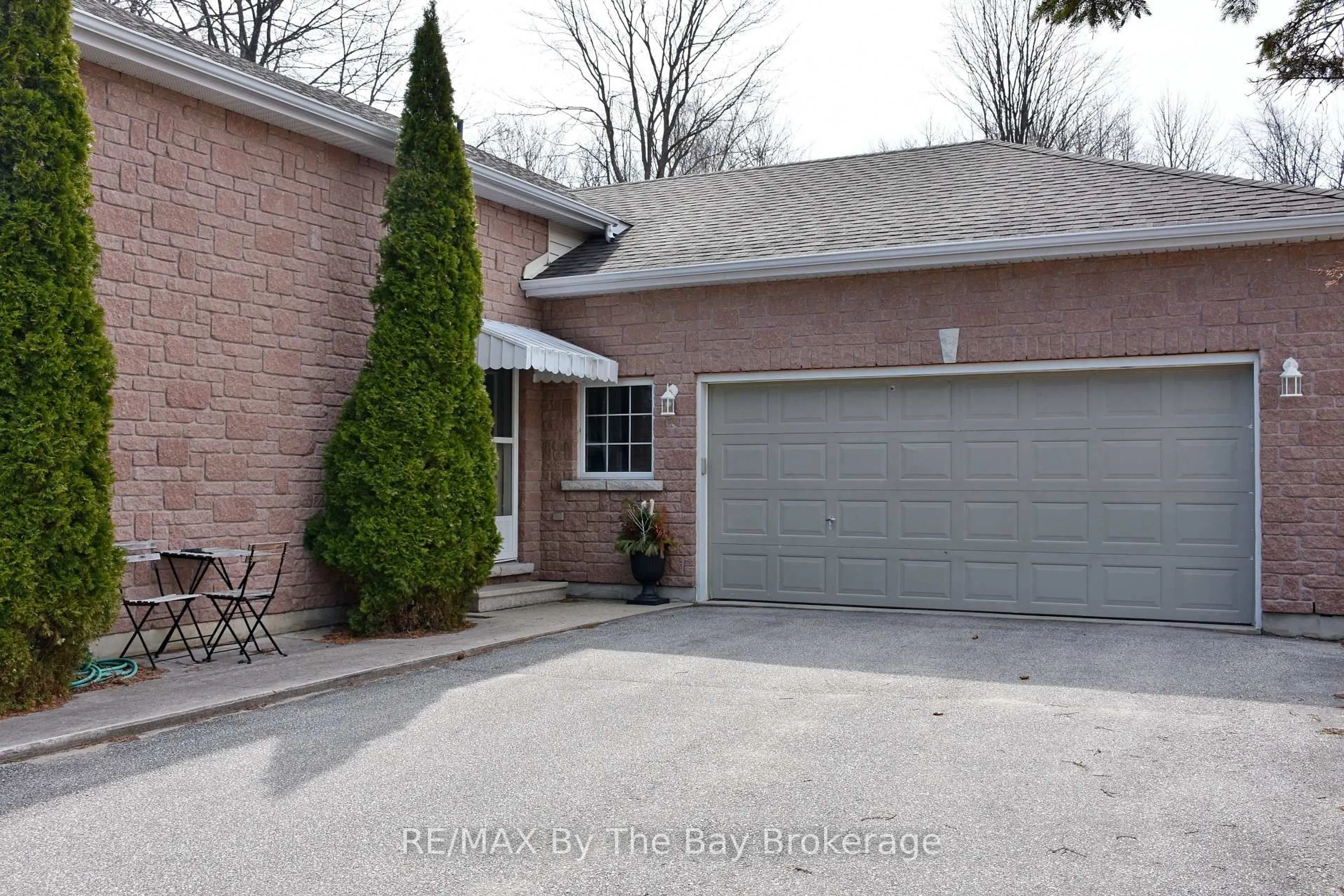 Home with brick exterior material, street for 8 Pridham Crt, Wasaga Beach Ontario L9Z 1M4