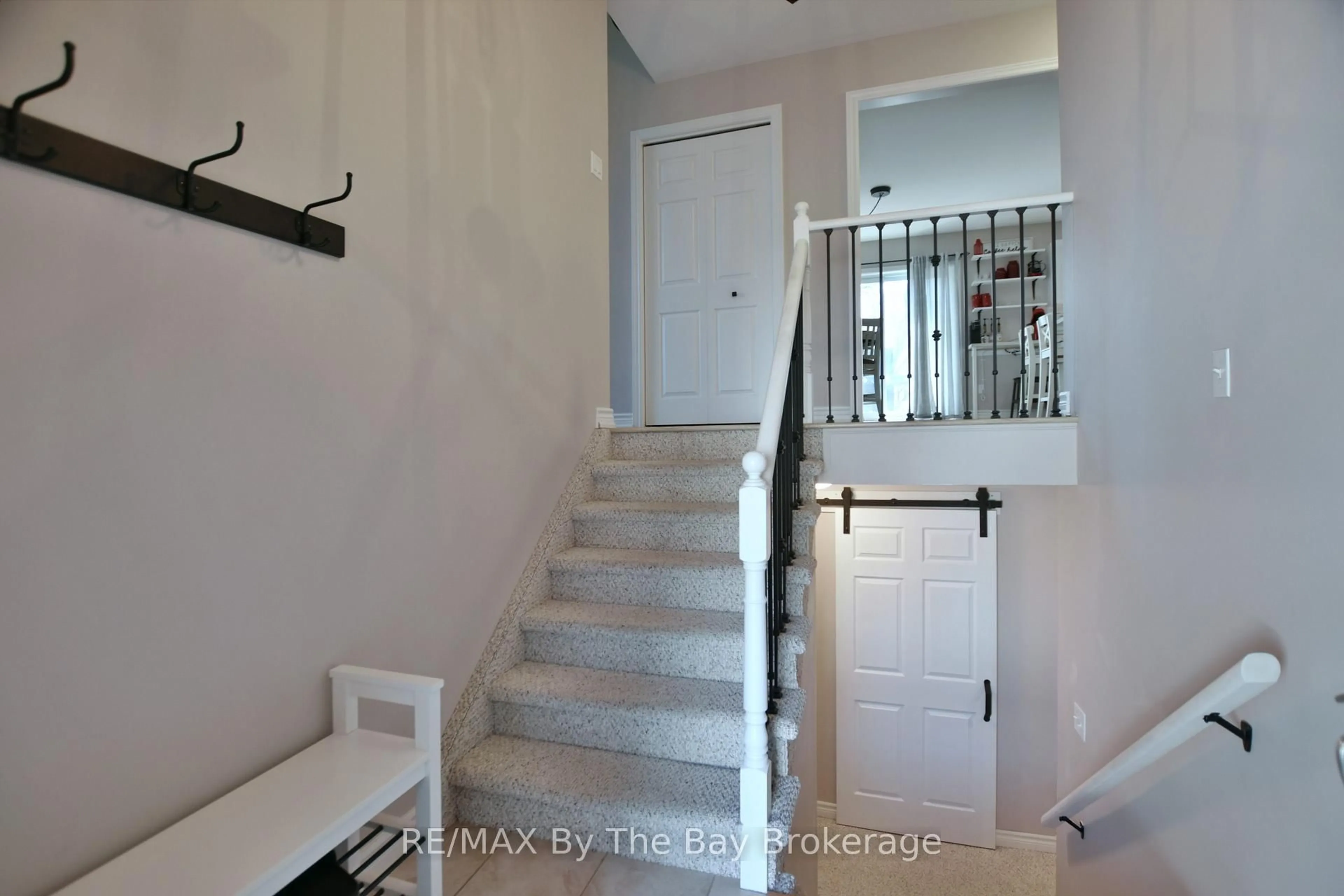 Indoor entryway for 8 Pridham Crt, Wasaga Beach Ontario L9Z 1M4