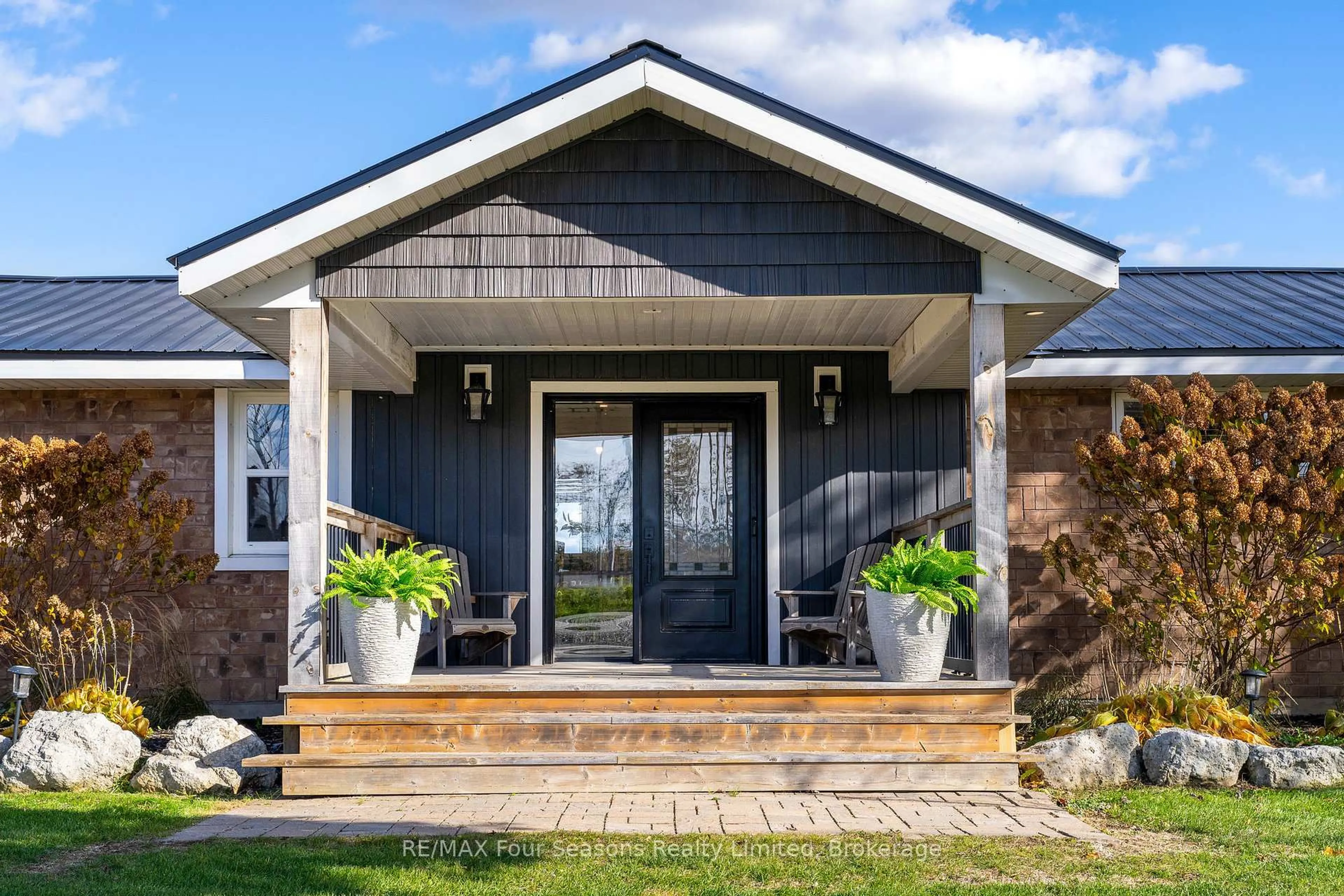 Home with vinyl exterior material, street for 475 Lyons Crt, Wasaga Beach Ontario L9Z 1V1