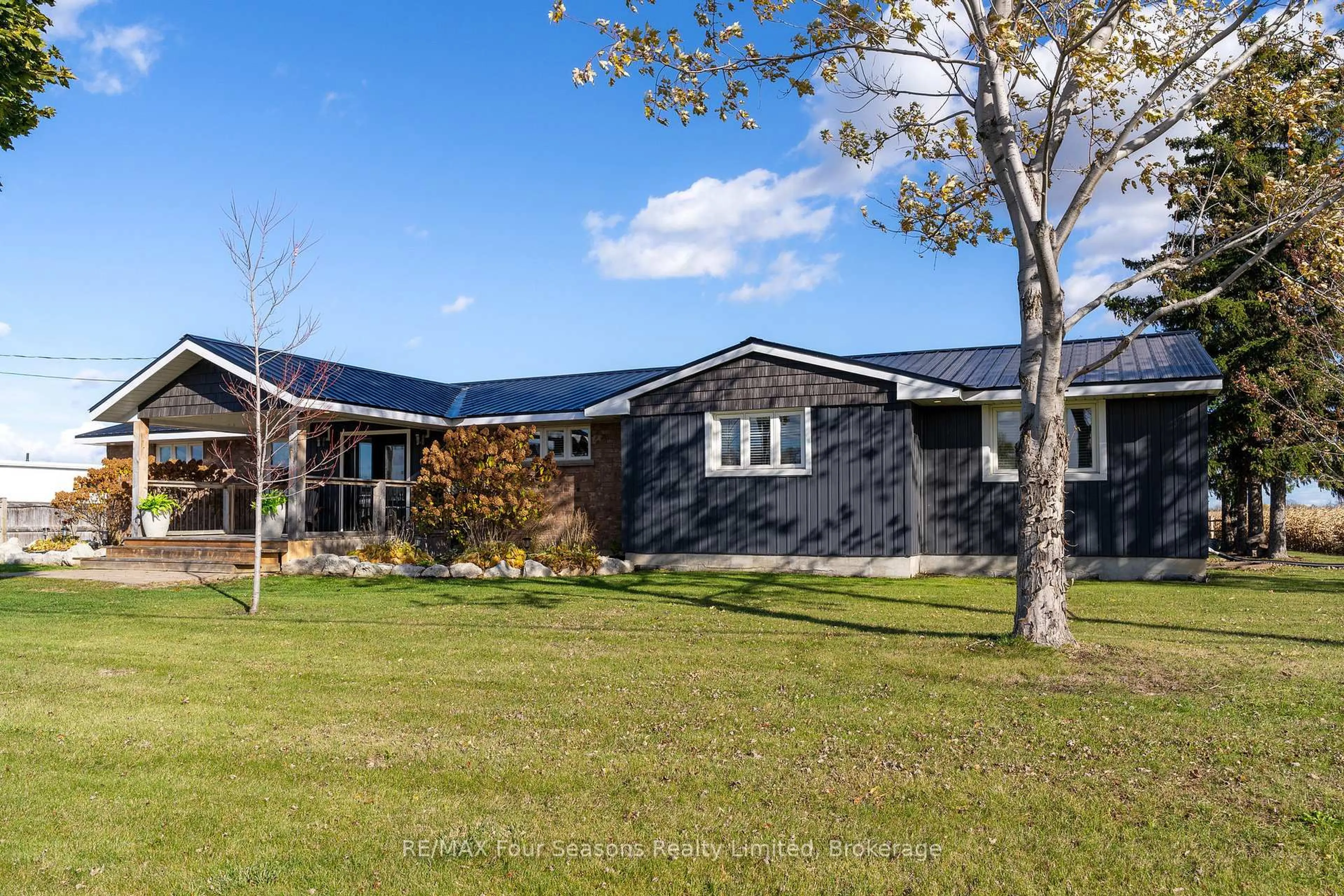 A pic from outside/outdoor area/front of a property/back of a property/a pic from drone, unknown for 475 Lyons Crt, Wasaga Beach Ontario L9Z 1V1