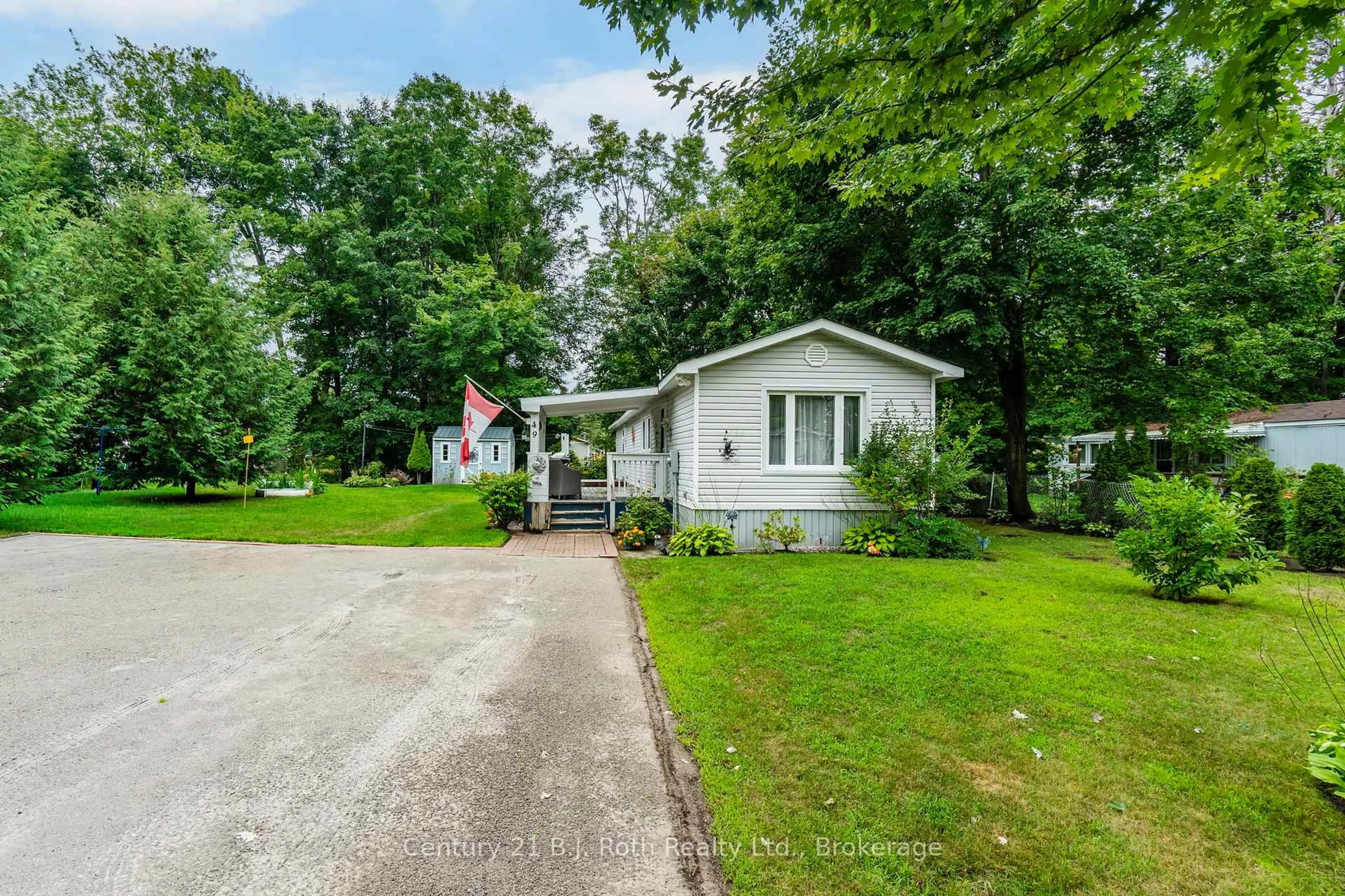 A pic from outside/outdoor area/front of a property/back of a property/a pic from drone, street for 5263 Elliott Sdrd #49, Tay Ontario L4R 4K3