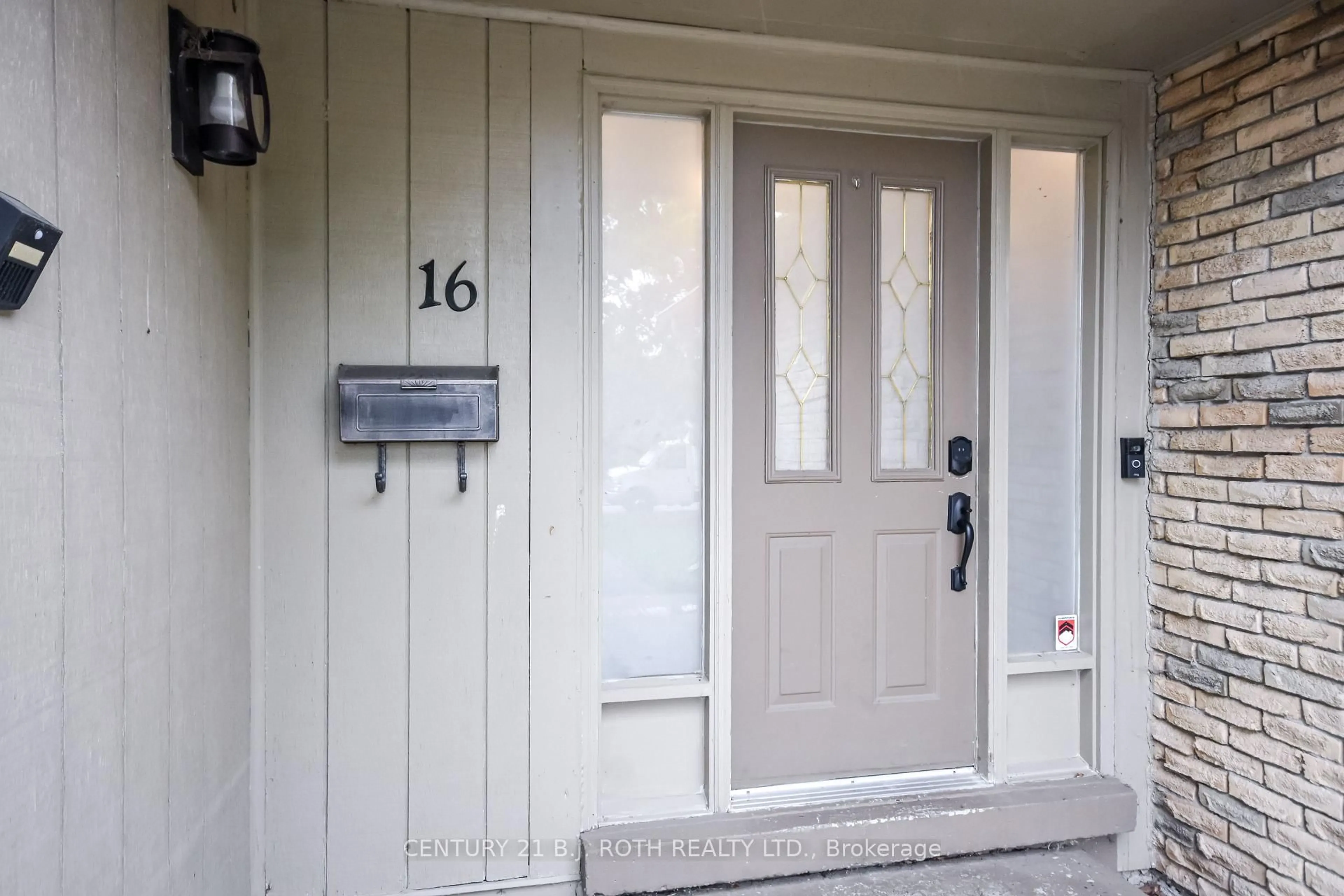Indoor entryway for 16 Gloria St, Barrie Ontario L4N 4L9