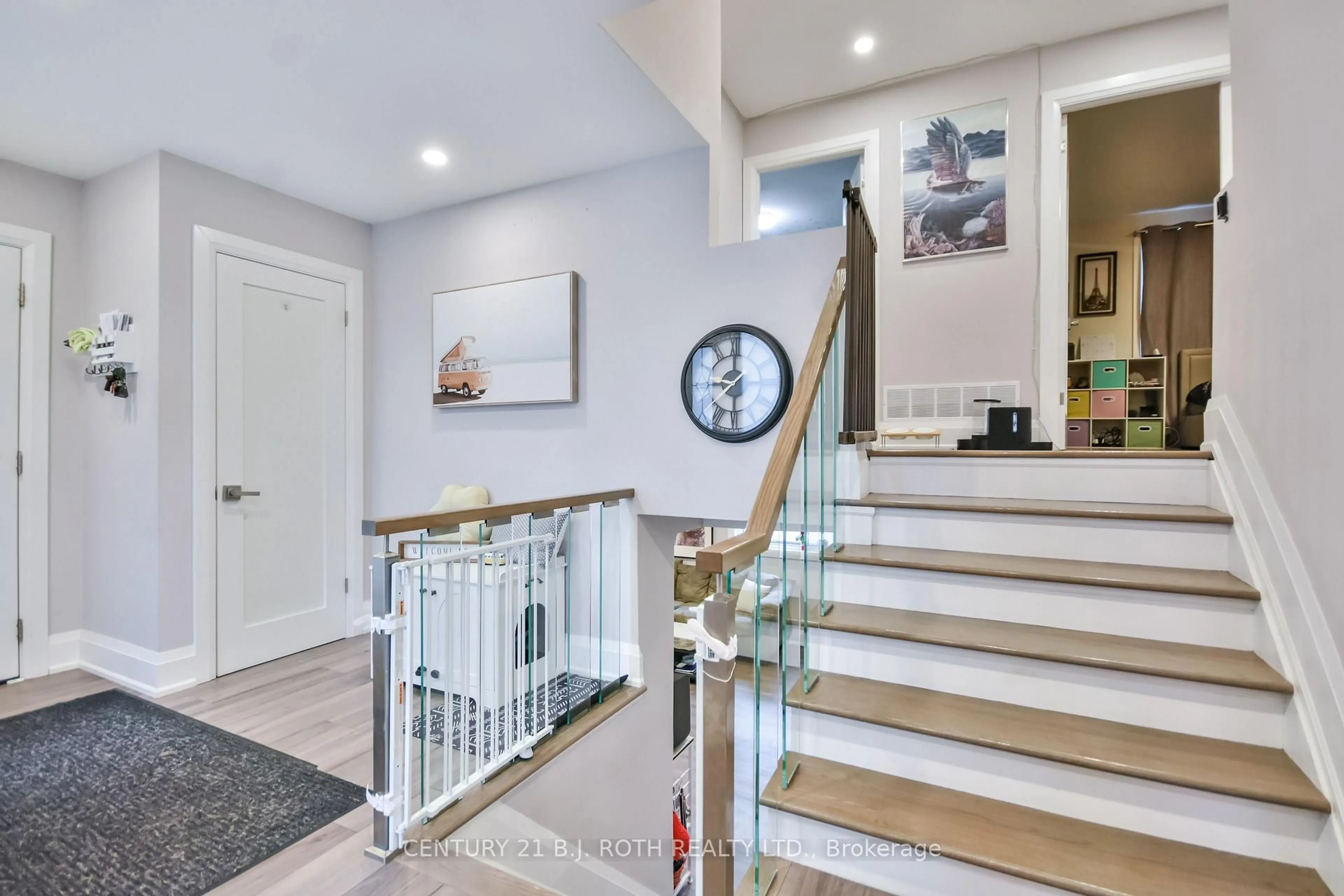 Indoor entryway for 16 Gloria St, Barrie Ontario L4N 4L9