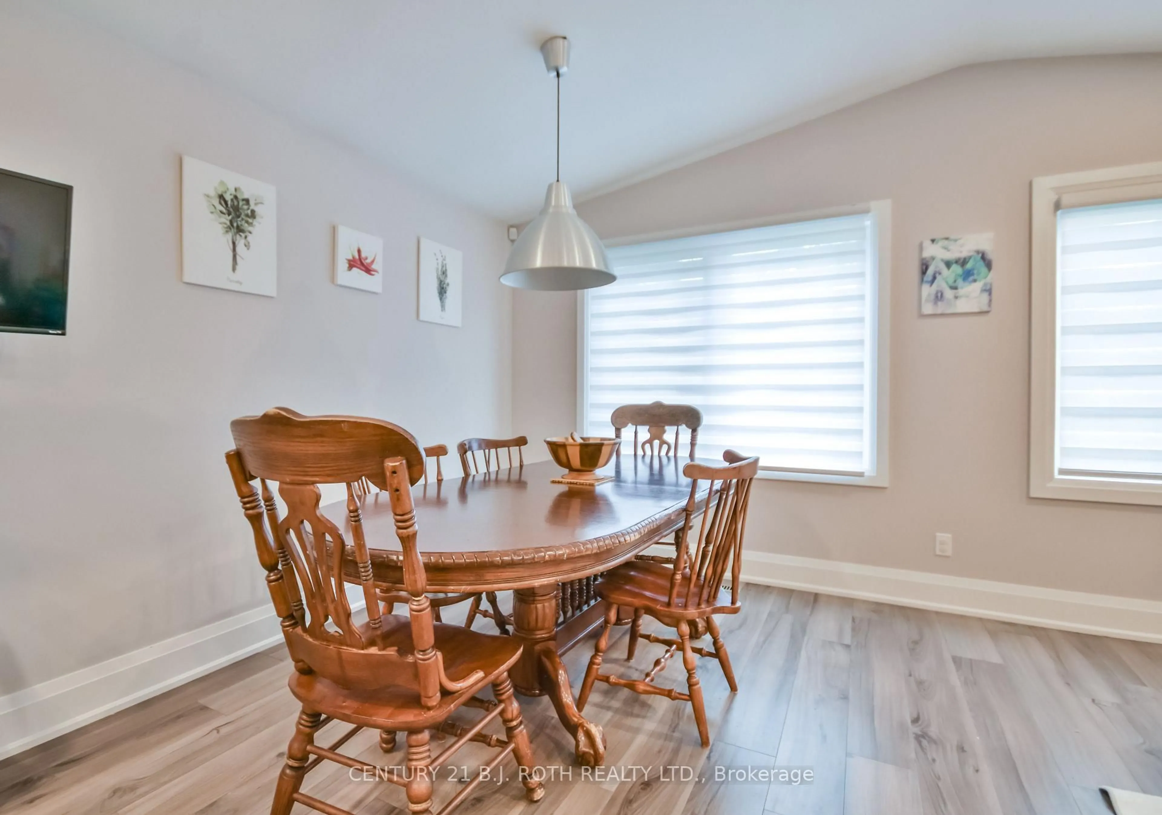 Dining room, wood/laminate floor for 16 Gloria St, Barrie Ontario L4N 4L9
