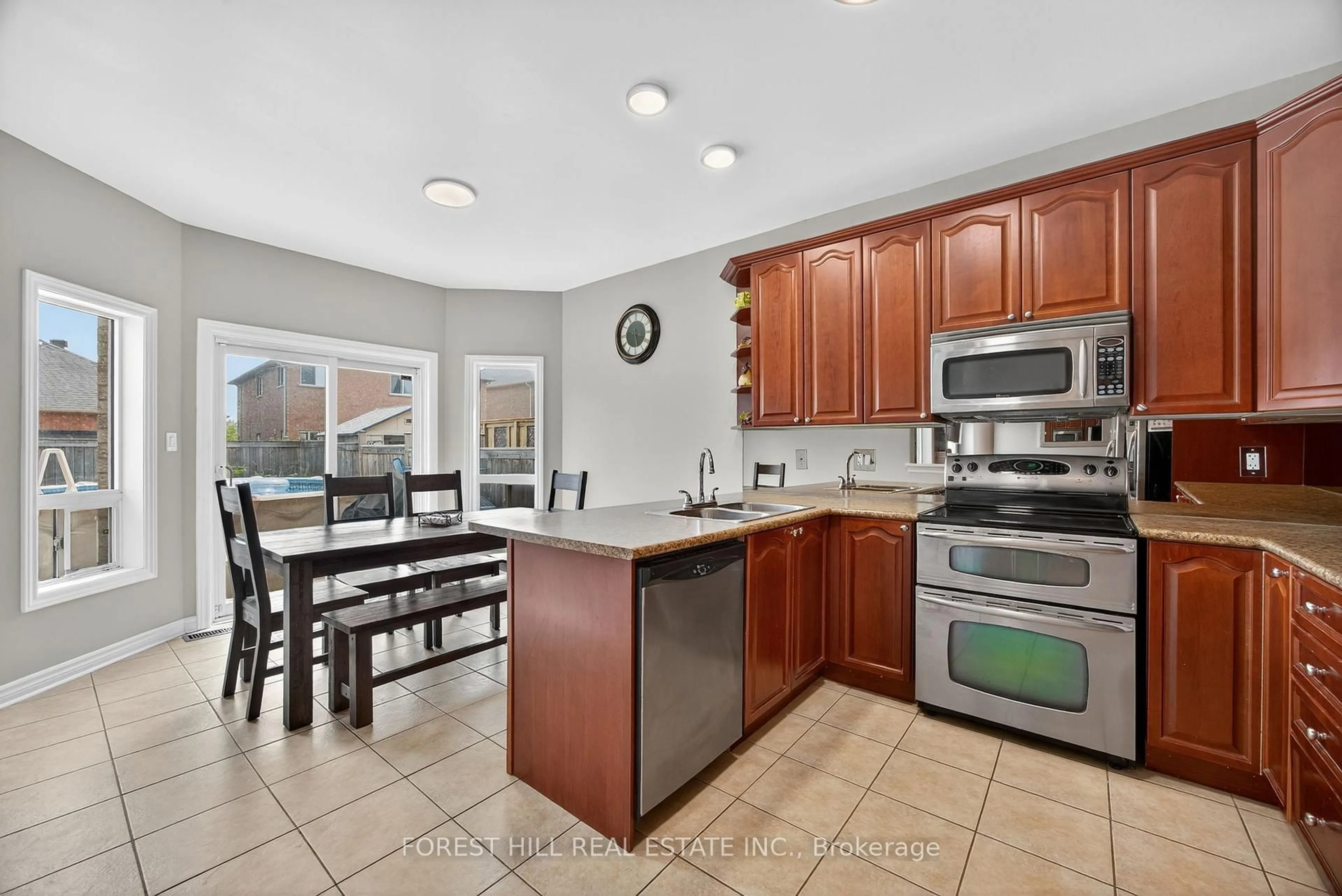 Open concept kitchen, ceramic/tile floor for 31 Connaught Lane, Barrie Ontario L4M 0A6