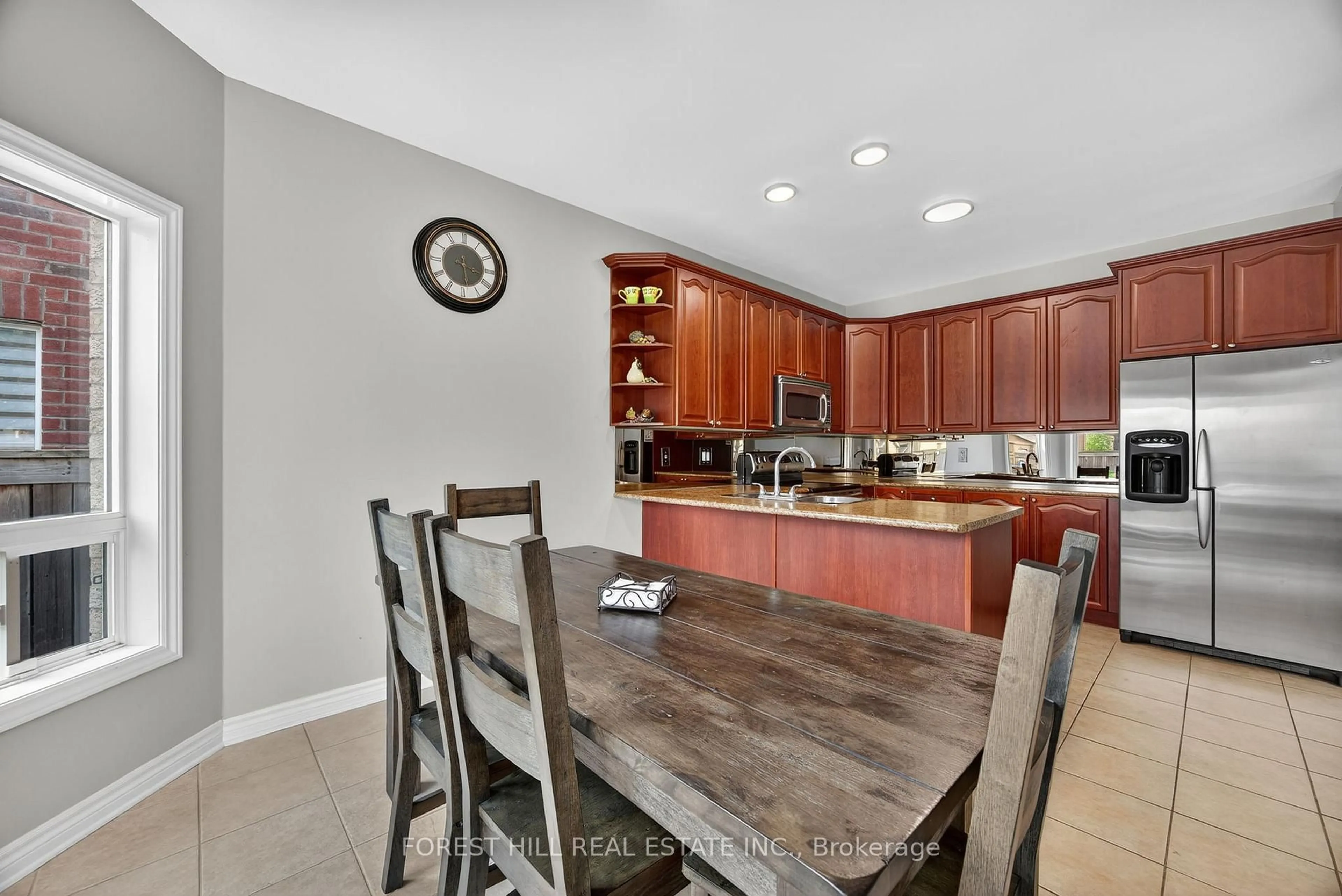 Open concept kitchen, ceramic/tile floor for 31 Connaught Lane, Barrie Ontario L4M 0A6