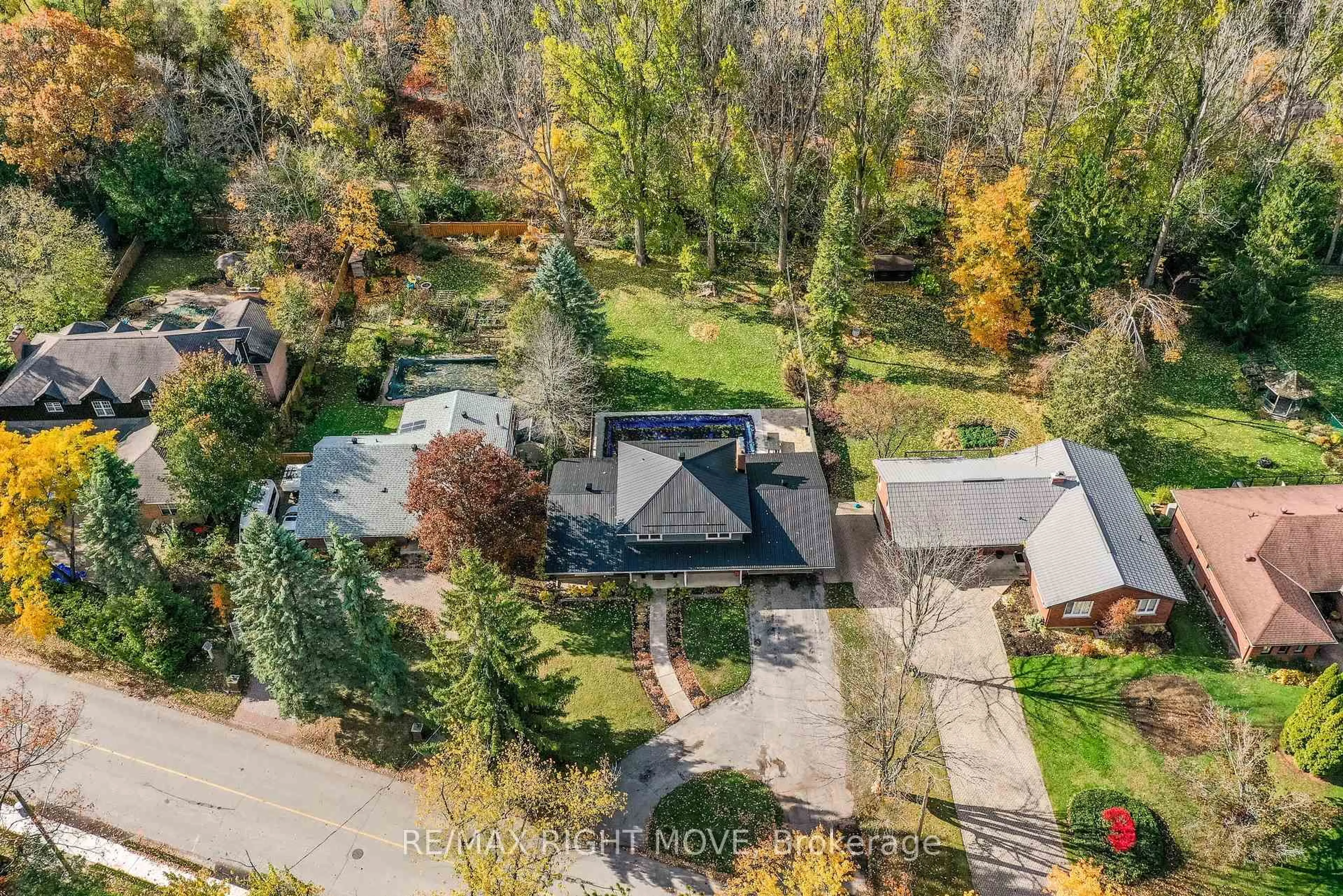 A pic from outside/outdoor area/front of a property/back of a property/a pic from drone, street for 407 Bay St, Orillia Ontario L3V 3X5