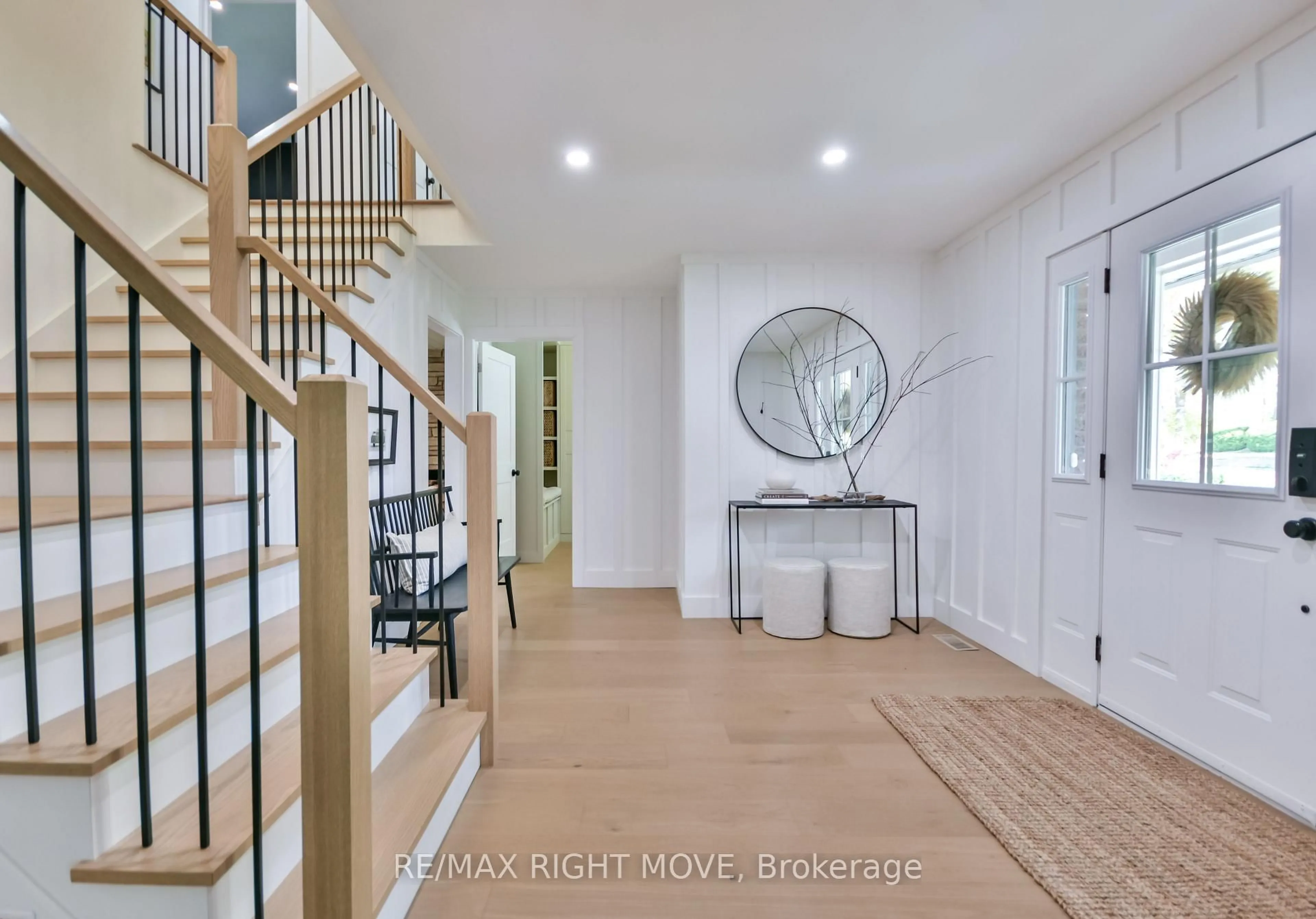 Indoor entryway for 407 Bay St, Orillia Ontario L3V 3X5