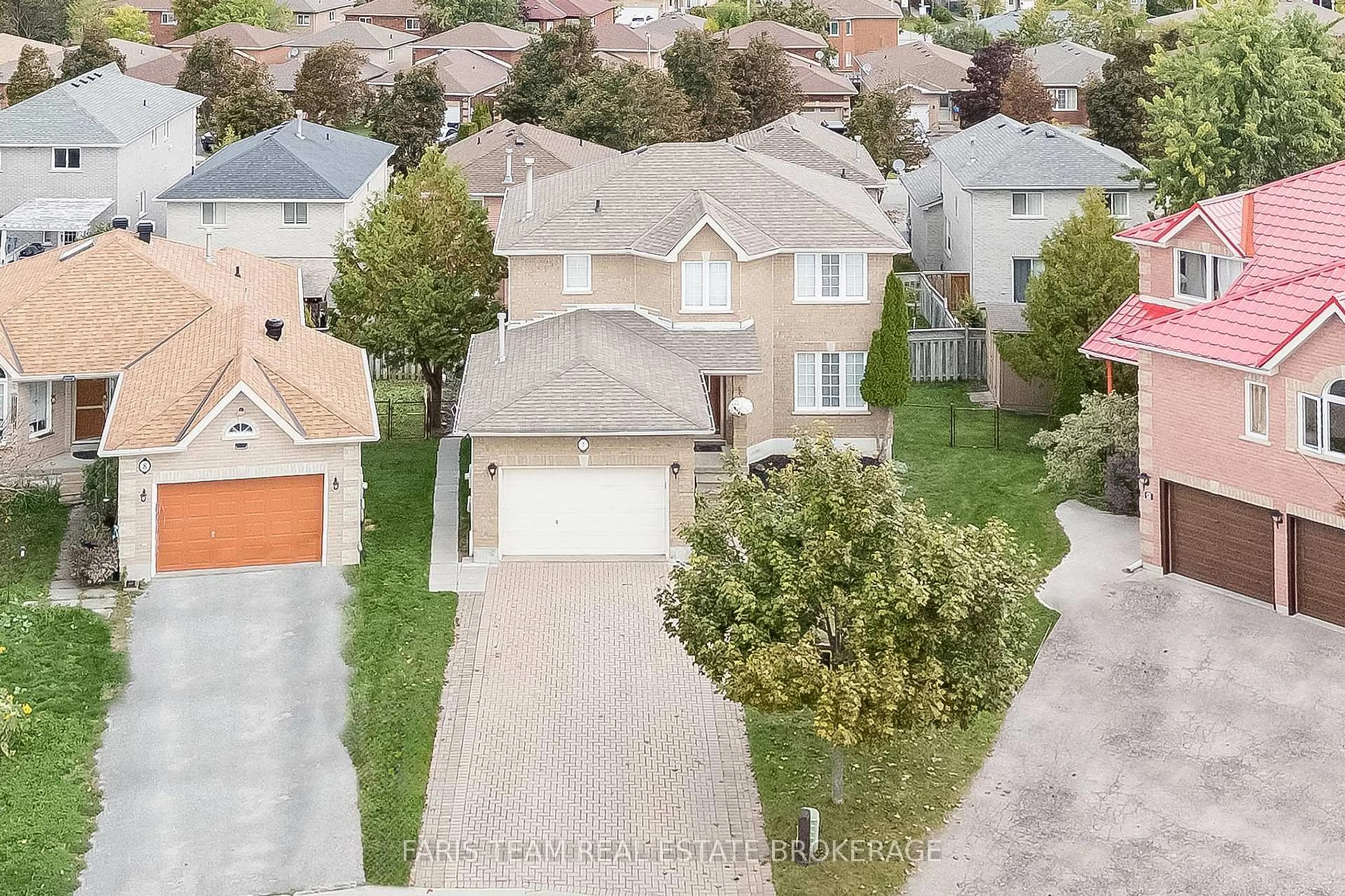 A pic from outside/outdoor area/front of a property/back of a property/a pic from drone, street for 7 Round Leaf Crt, Barrie Ontario L4N 9N3