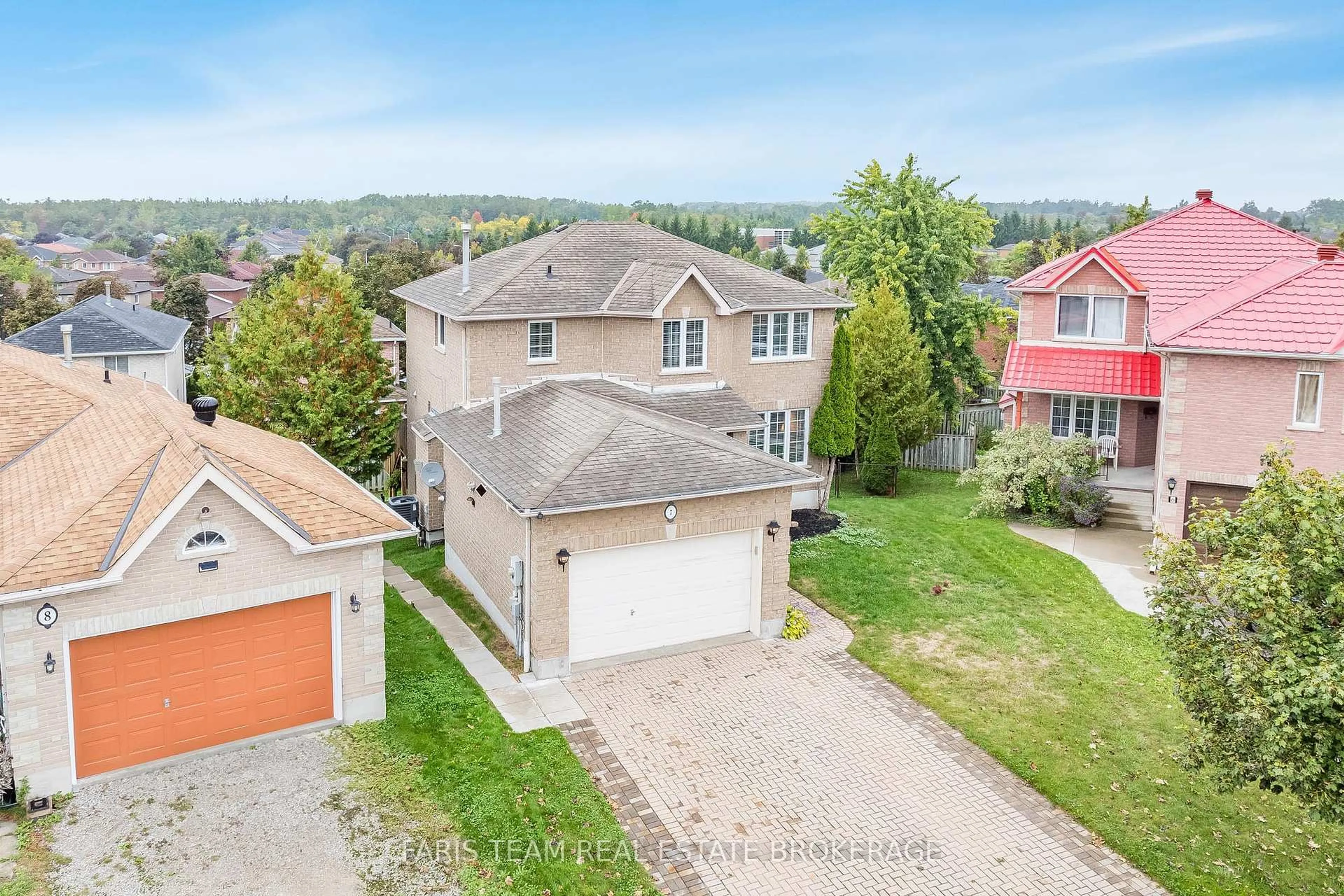 A pic from outside/outdoor area/front of a property/back of a property/a pic from drone, street for 7 Round Leaf Crt, Barrie Ontario L4N 9N3